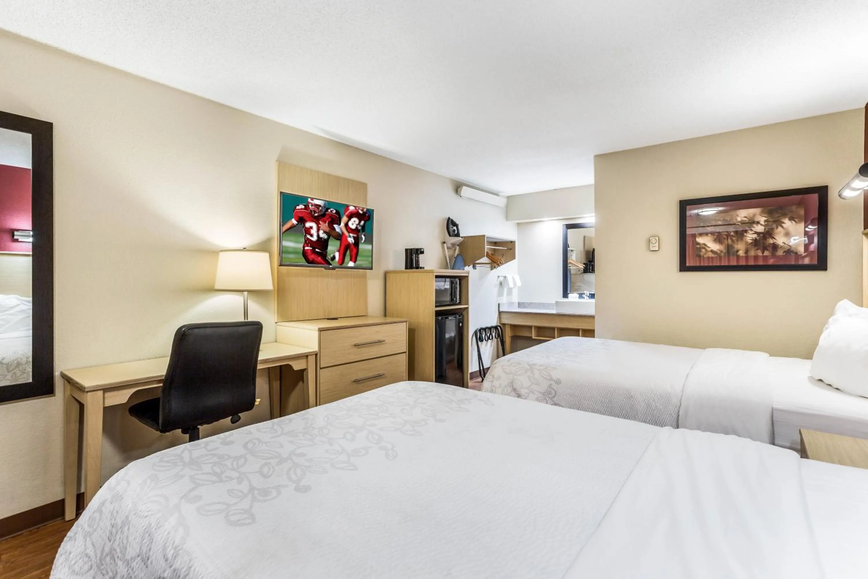 Photo of the whole room, Bed in Red Roof Inn PLUS+ Nashville North Goodlettsville