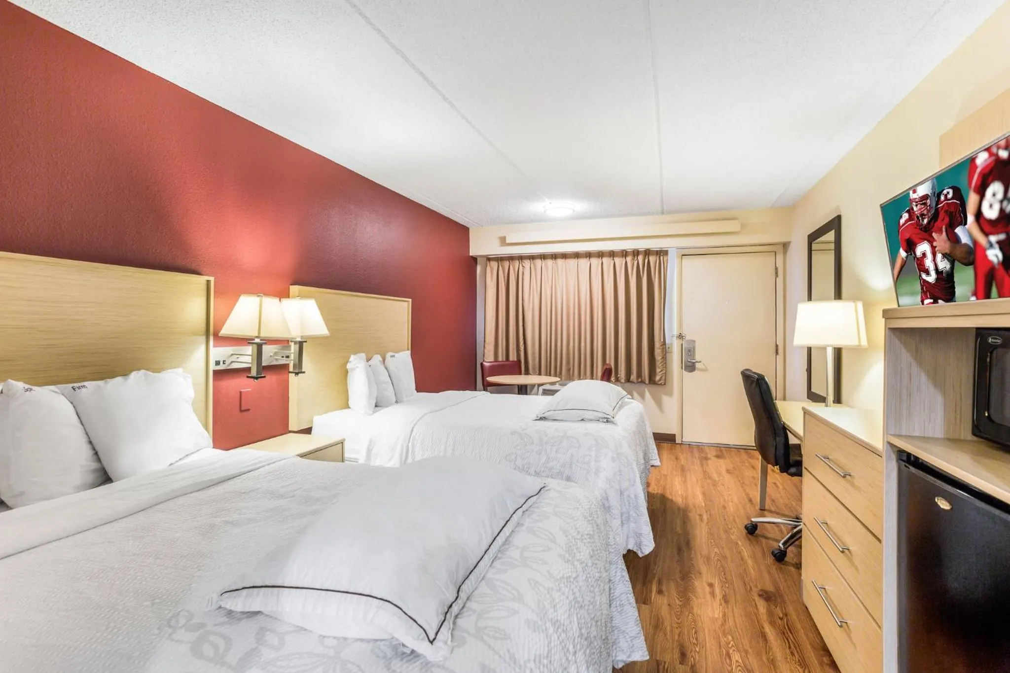 Photo of the whole room, Bed in Red Roof Inn PLUS+ Nashville North Goodlettsville