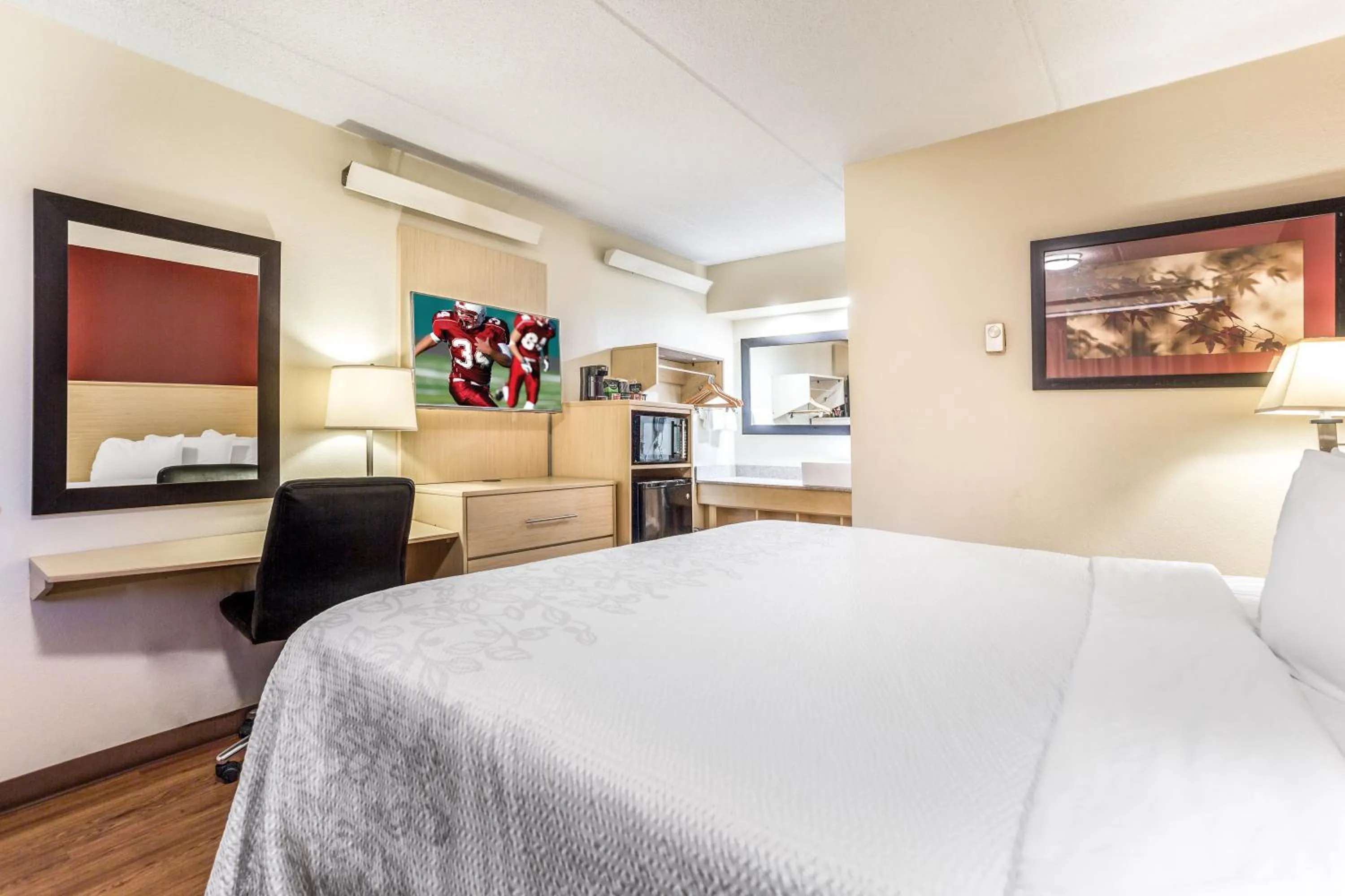 Photo of the whole room, Bed in Red Roof Inn PLUS+ Nashville North Goodlettsville