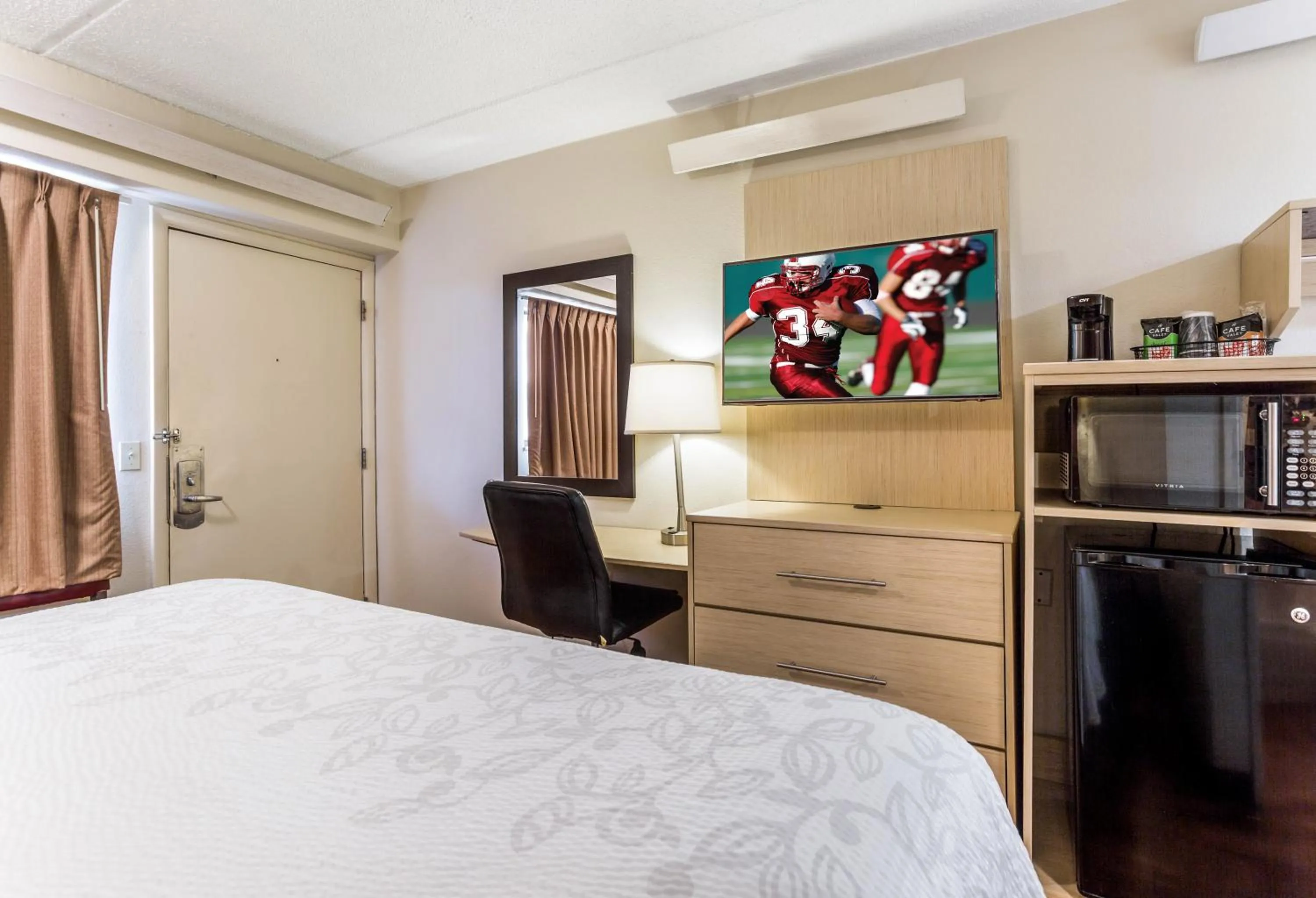 Photo of the whole room, Bed in Red Roof Inn PLUS+ Nashville North Goodlettsville