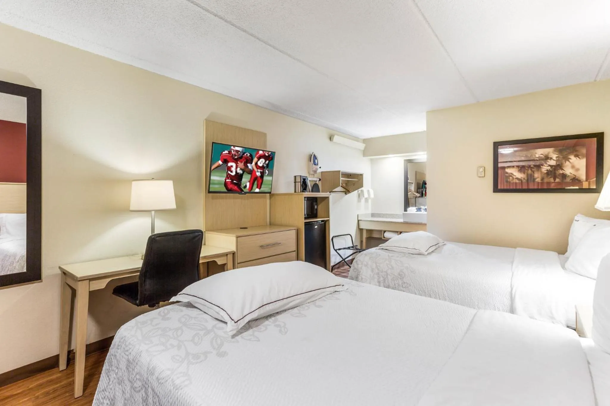 Photo of the whole room, Bed in Red Roof Inn PLUS+ Nashville North Goodlettsville