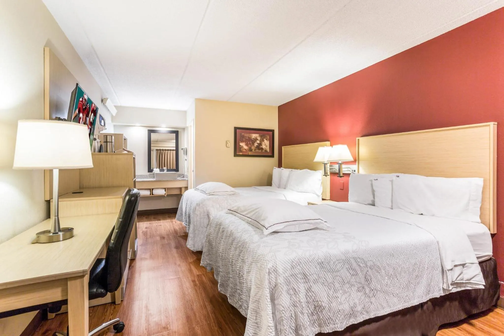 Photo of the whole room, Bed in Red Roof Inn PLUS+ Nashville North Goodlettsville