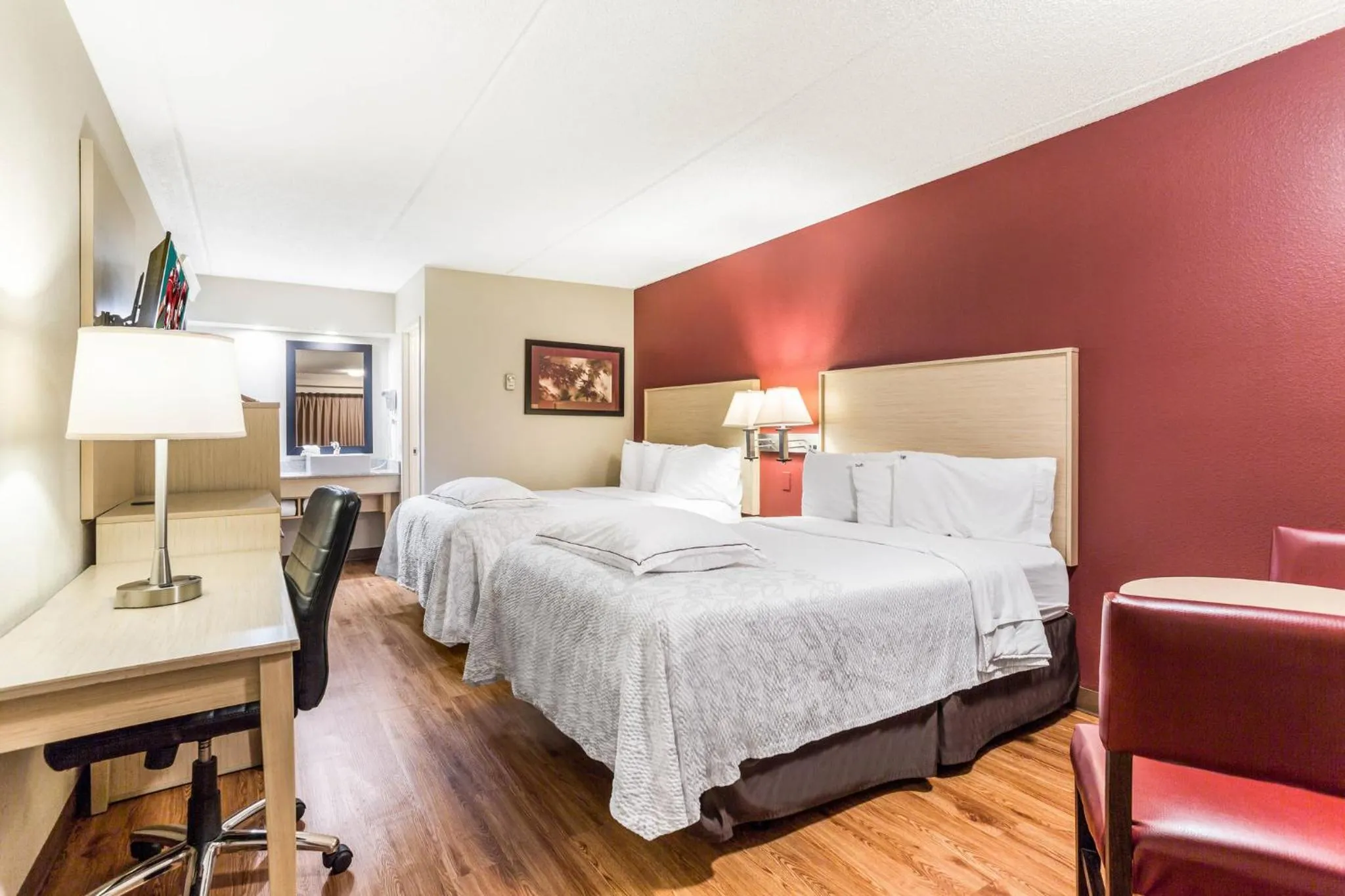 Photo of the whole room, Bed in Red Roof Inn PLUS+ Nashville North Goodlettsville