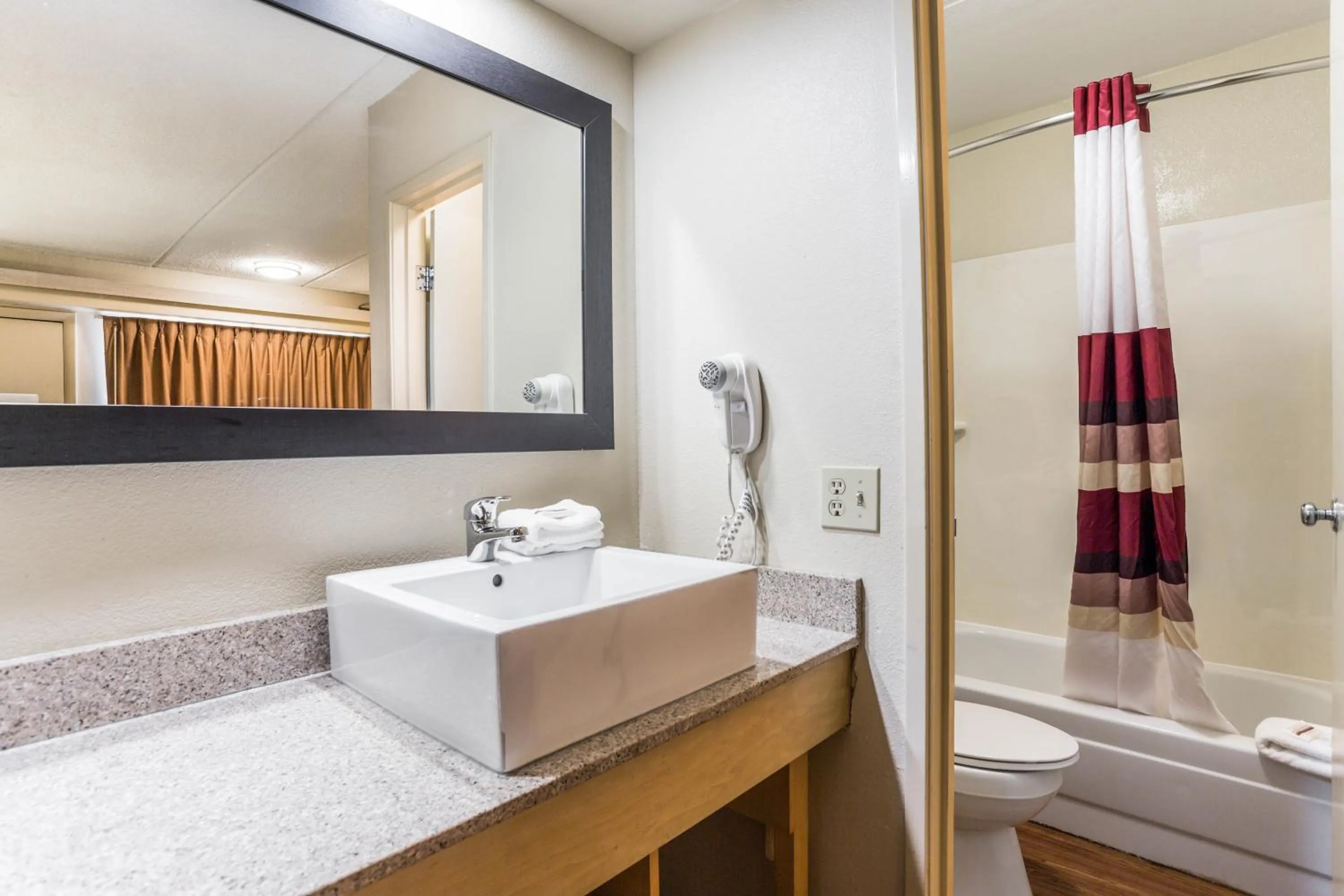 Bathroom in Red Roof Inn PLUS+ Nashville North Goodlettsville