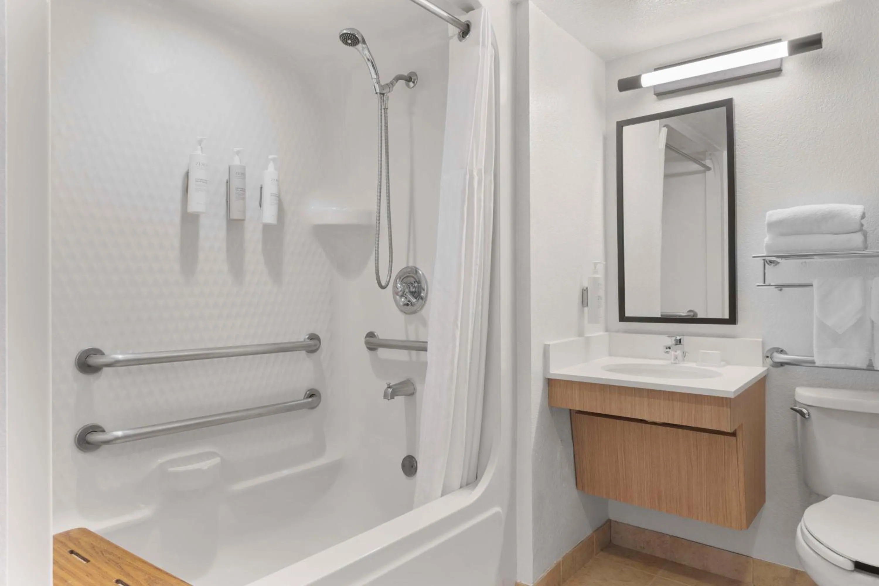 Bathroom in Best Western Orlando Theme Parks