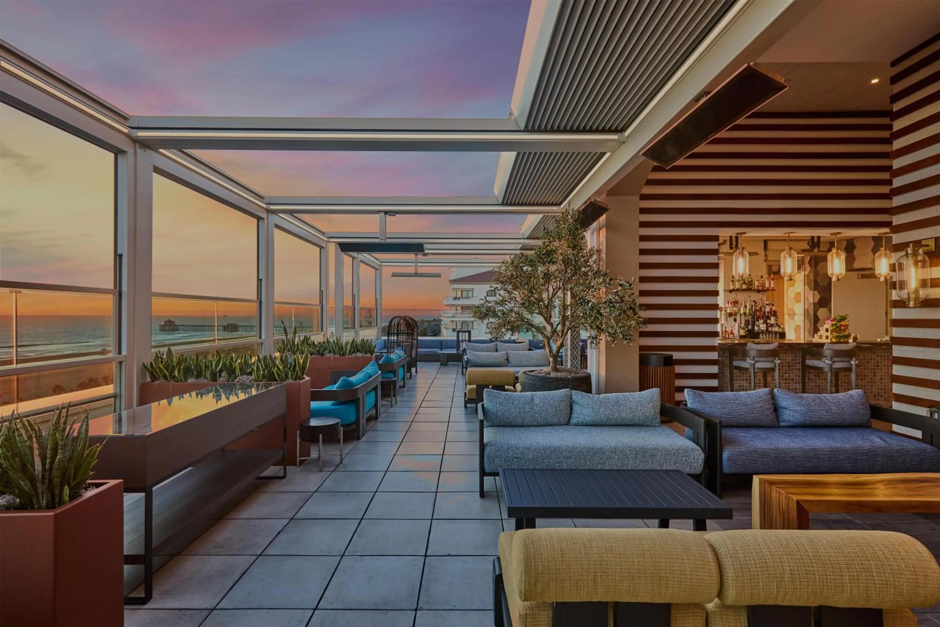 Restaurant/places to eat in The Waterfront Beach Resort, A Hilton Hotel