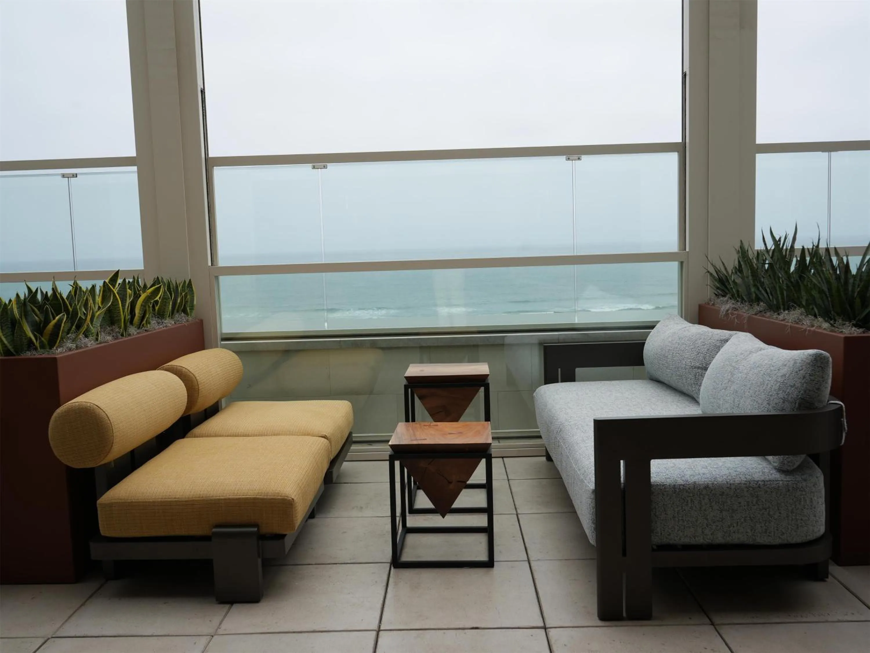 Lounge or bar in The Waterfront Beach Resort, A Hilton Hotel