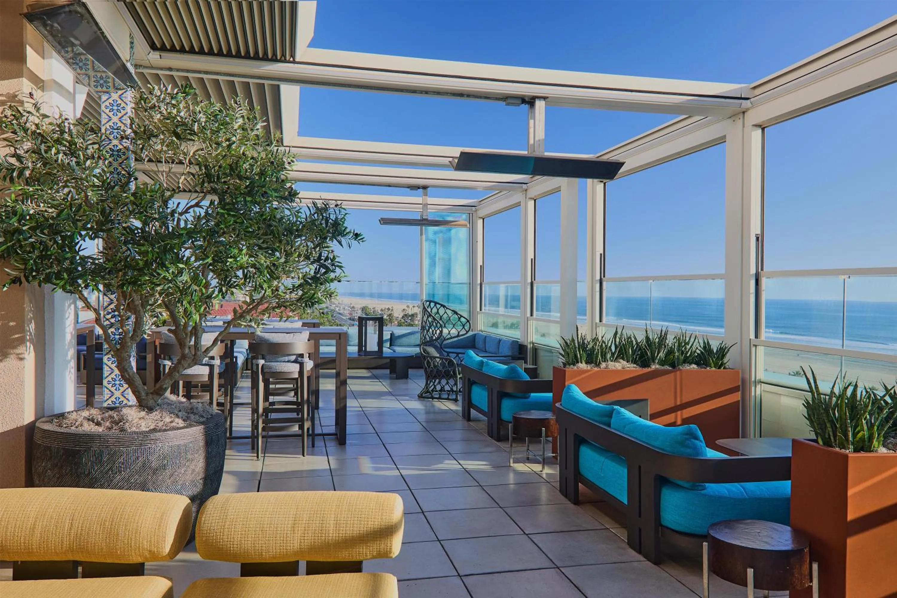 Restaurant/places to eat in The Waterfront Beach Resort, A Hilton Hotel