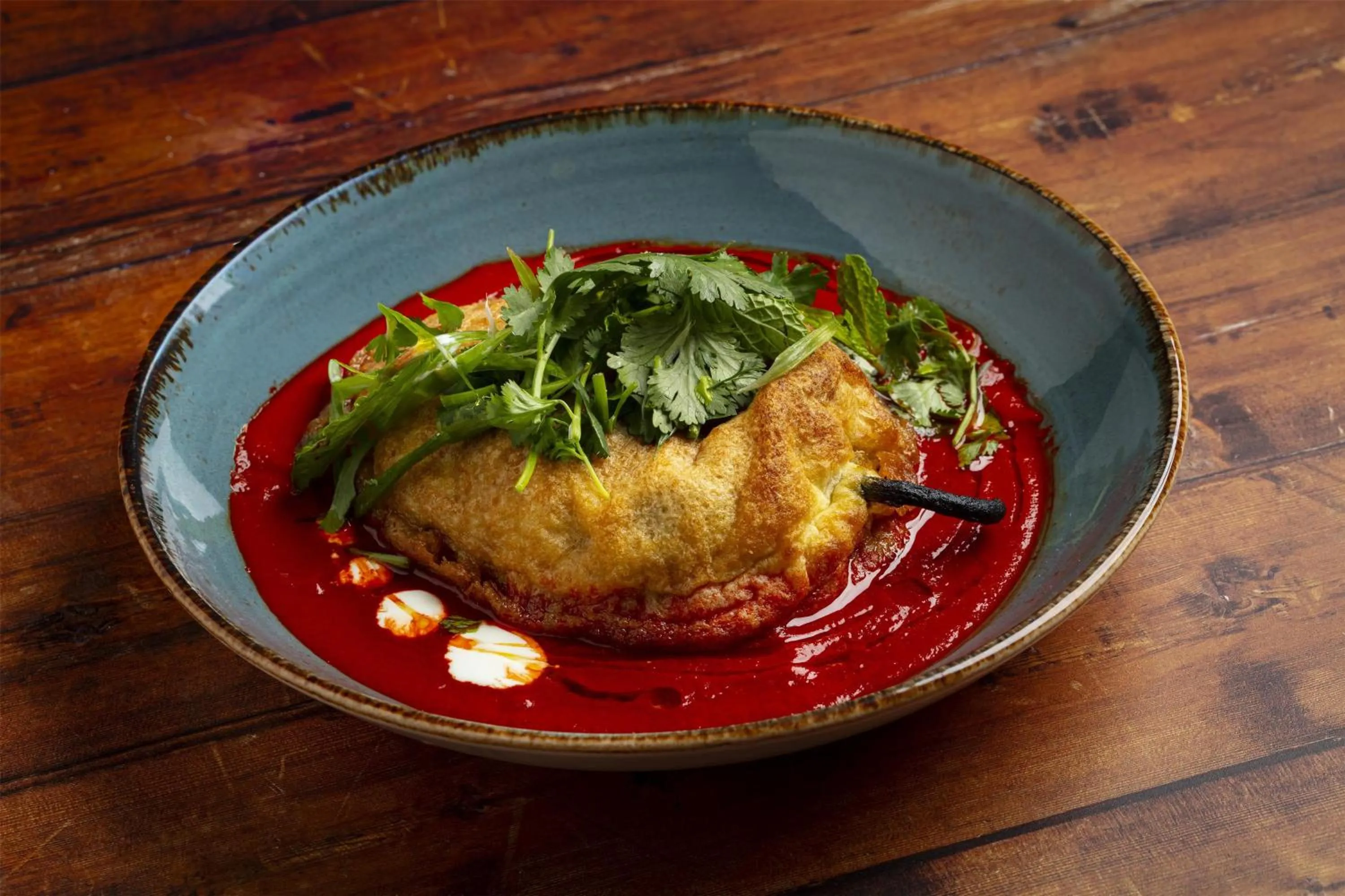 Lounge or bar in The Waterfront Beach Resort, A Hilton Hotel