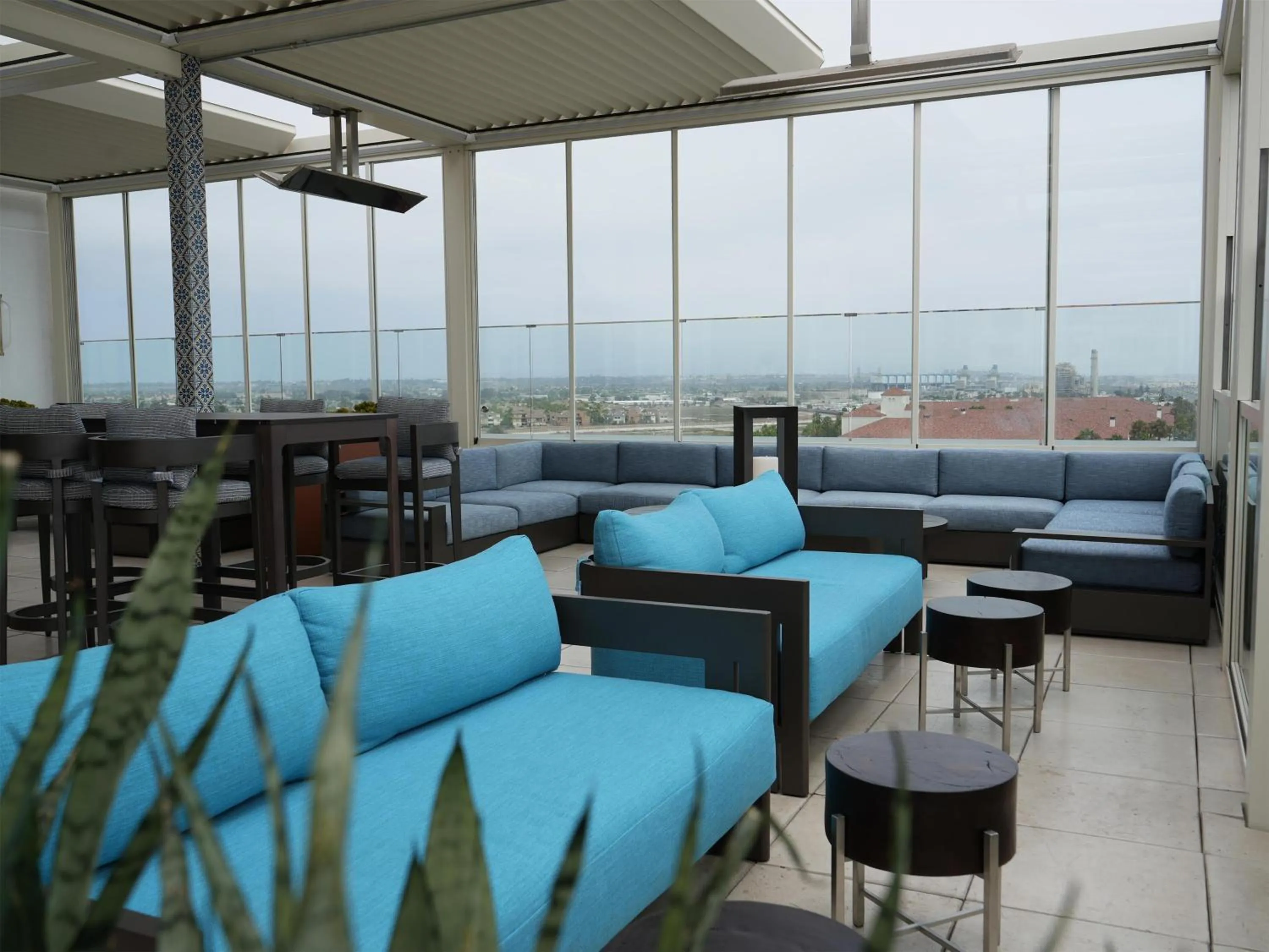 Lounge or bar in The Waterfront Beach Resort, A Hilton Hotel
