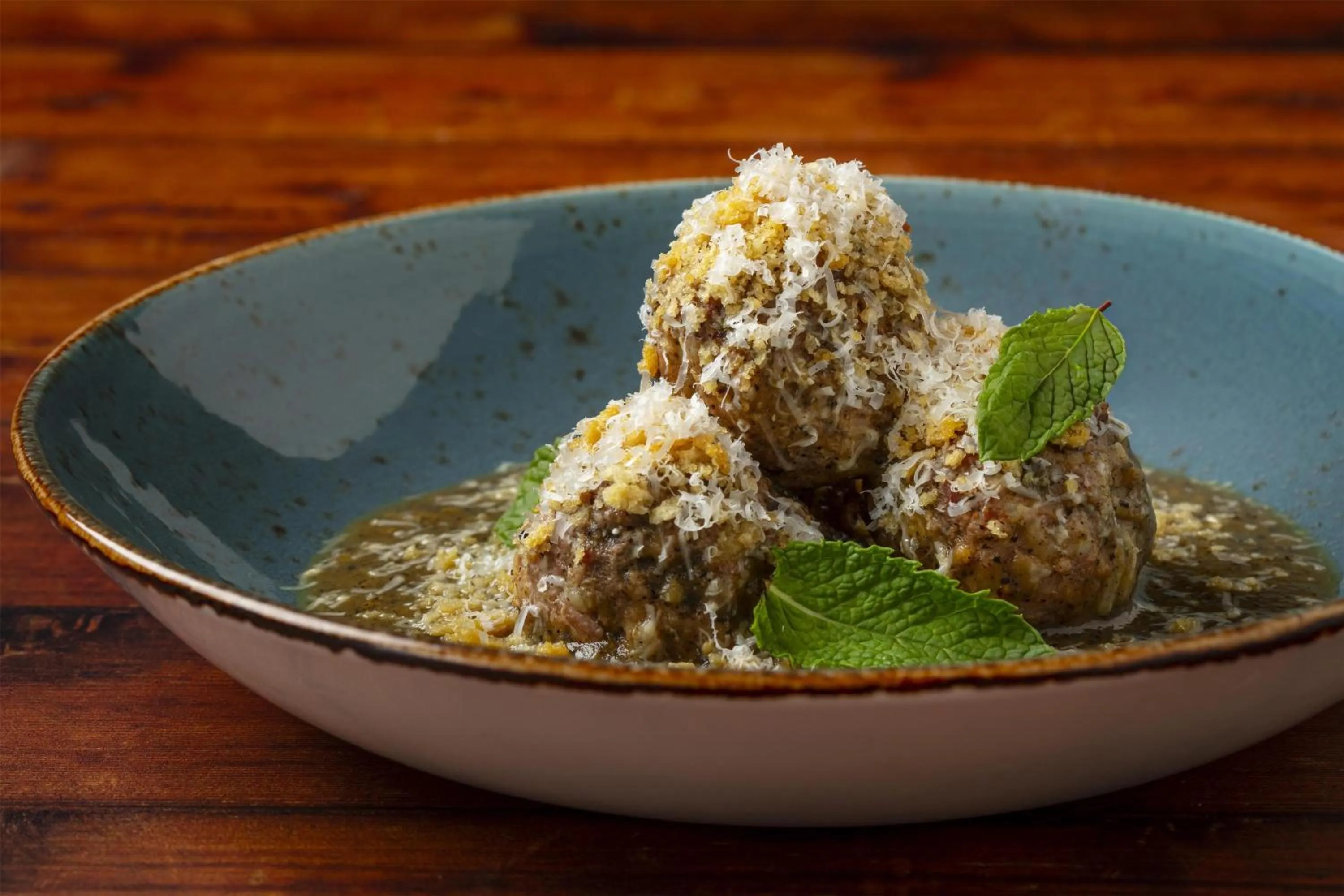 Lounge or bar in The Waterfront Beach Resort, A Hilton Hotel