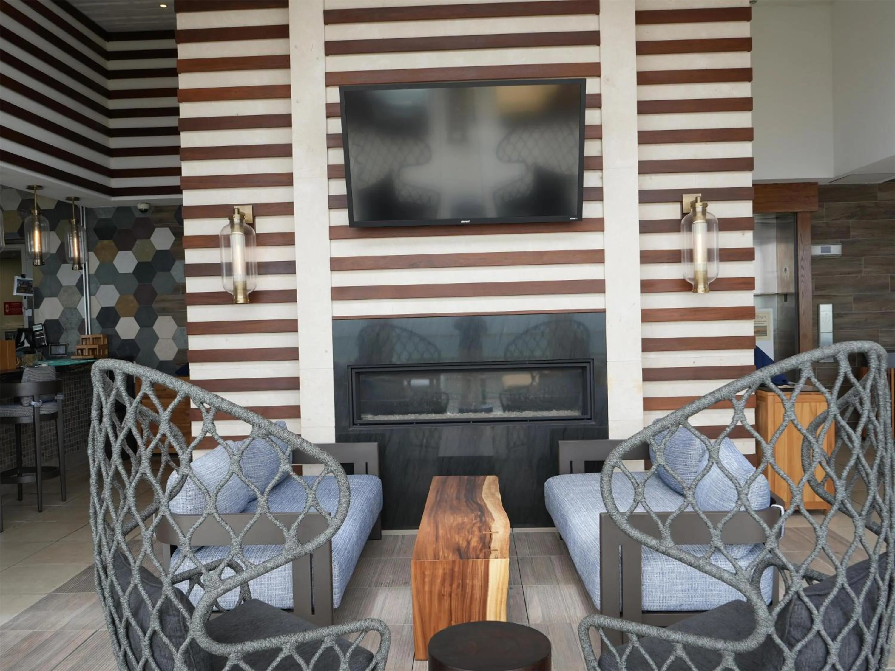 Lounge or bar in The Waterfront Beach Resort, A Hilton Hotel