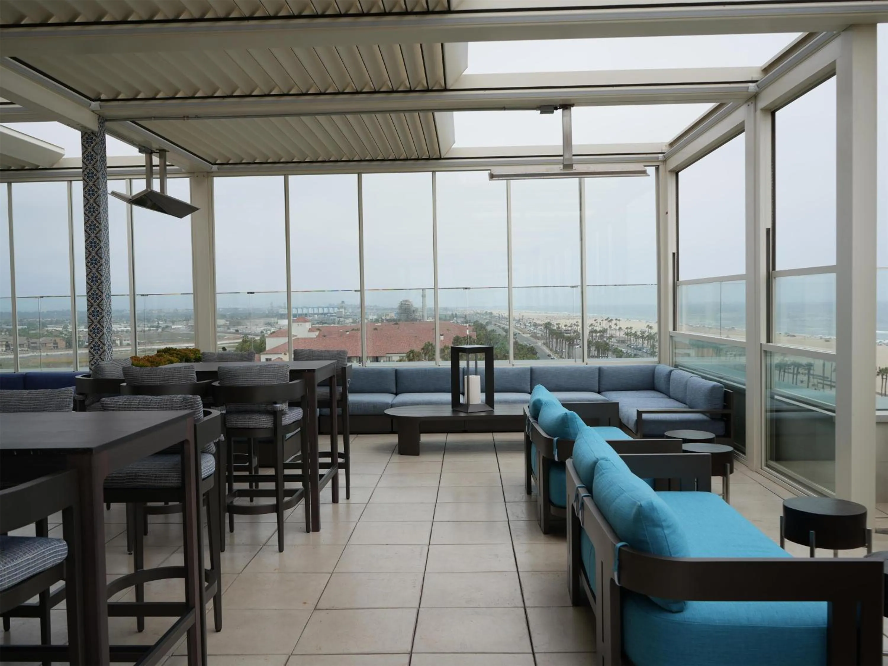 Lounge or bar in The Waterfront Beach Resort, A Hilton Hotel