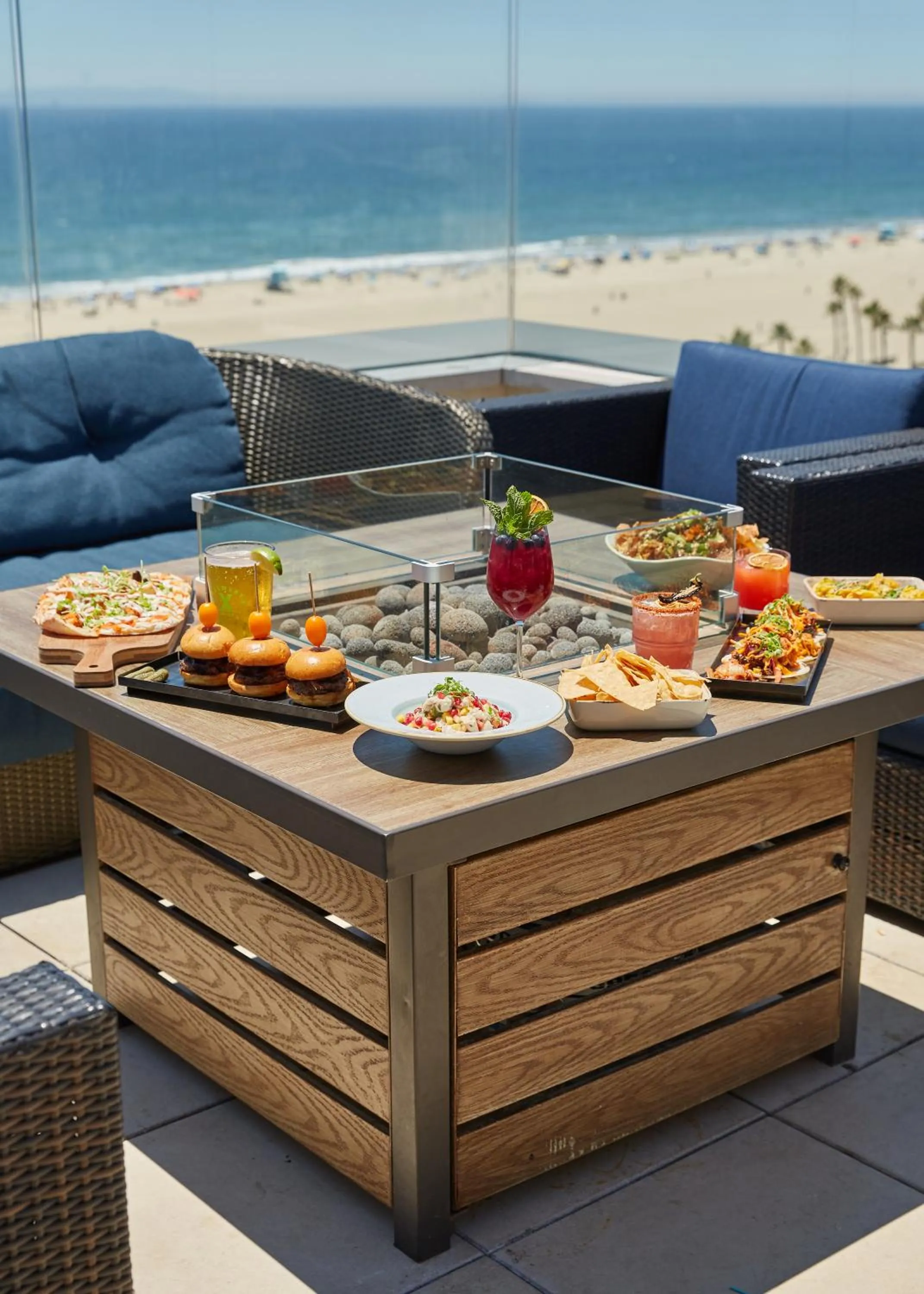 Restaurant/places to eat in The Waterfront Beach Resort, A Hilton Hotel