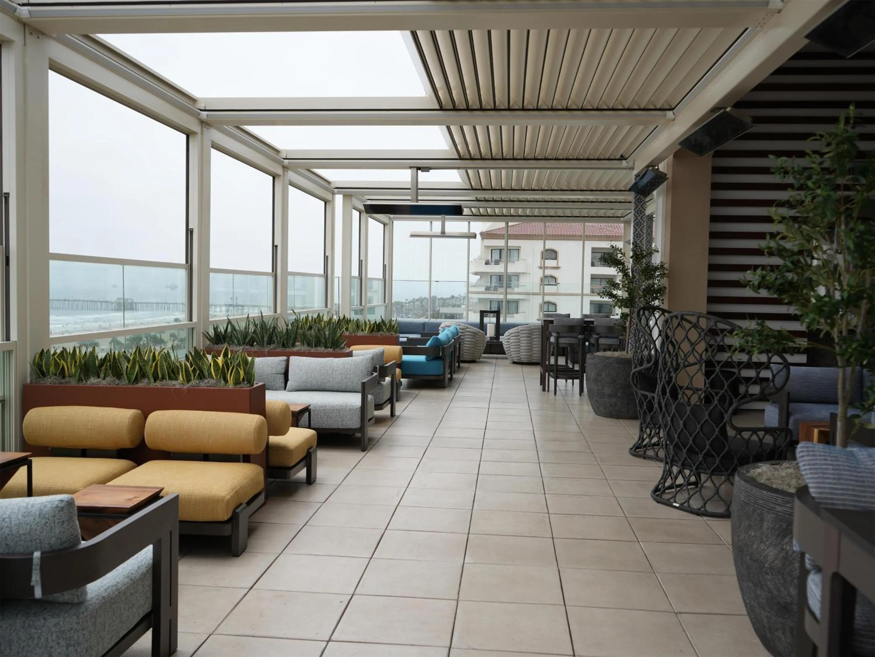 Lounge or bar in The Waterfront Beach Resort, A Hilton Hotel