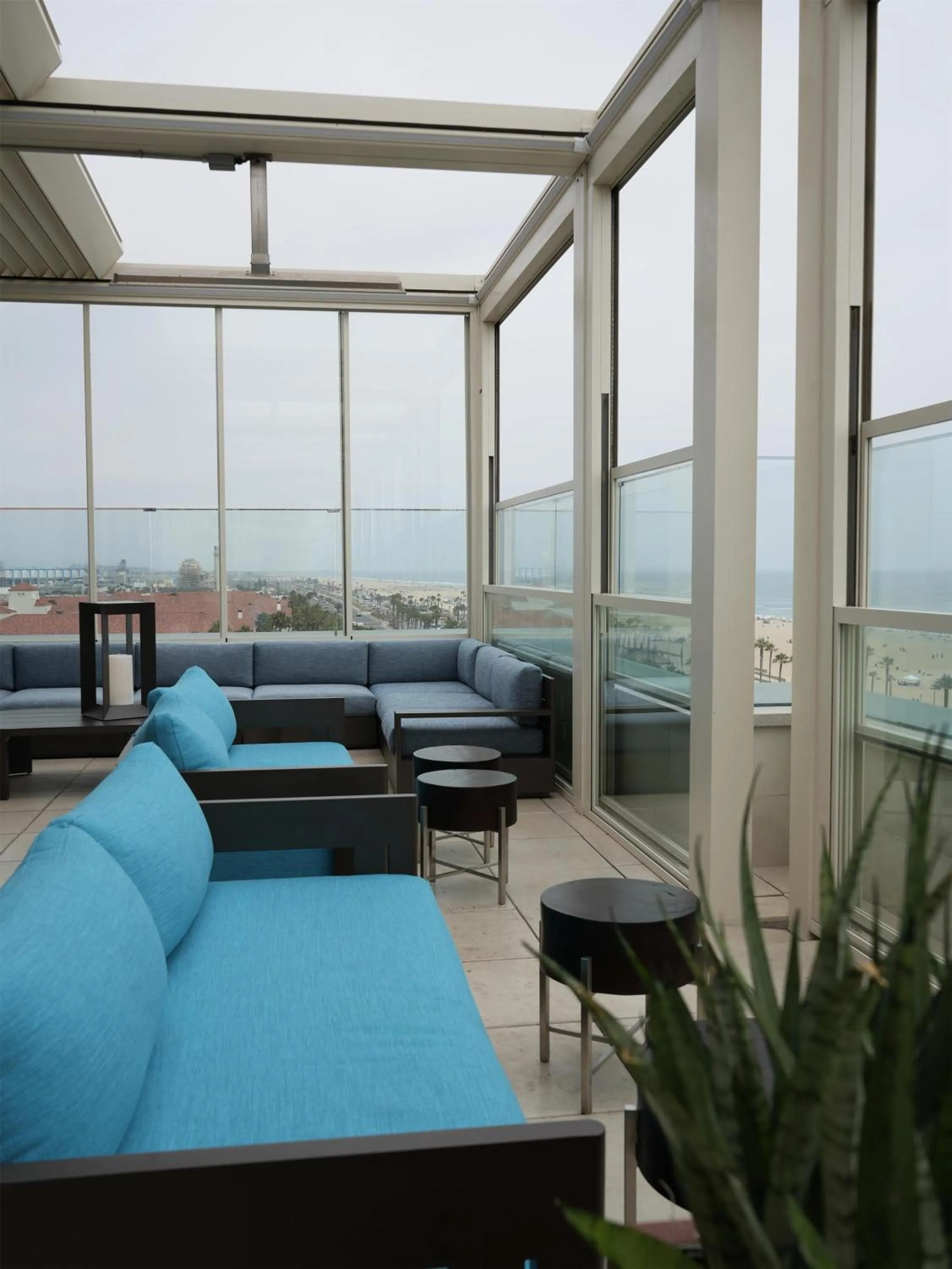 Lounge or bar in The Waterfront Beach Resort, A Hilton Hotel