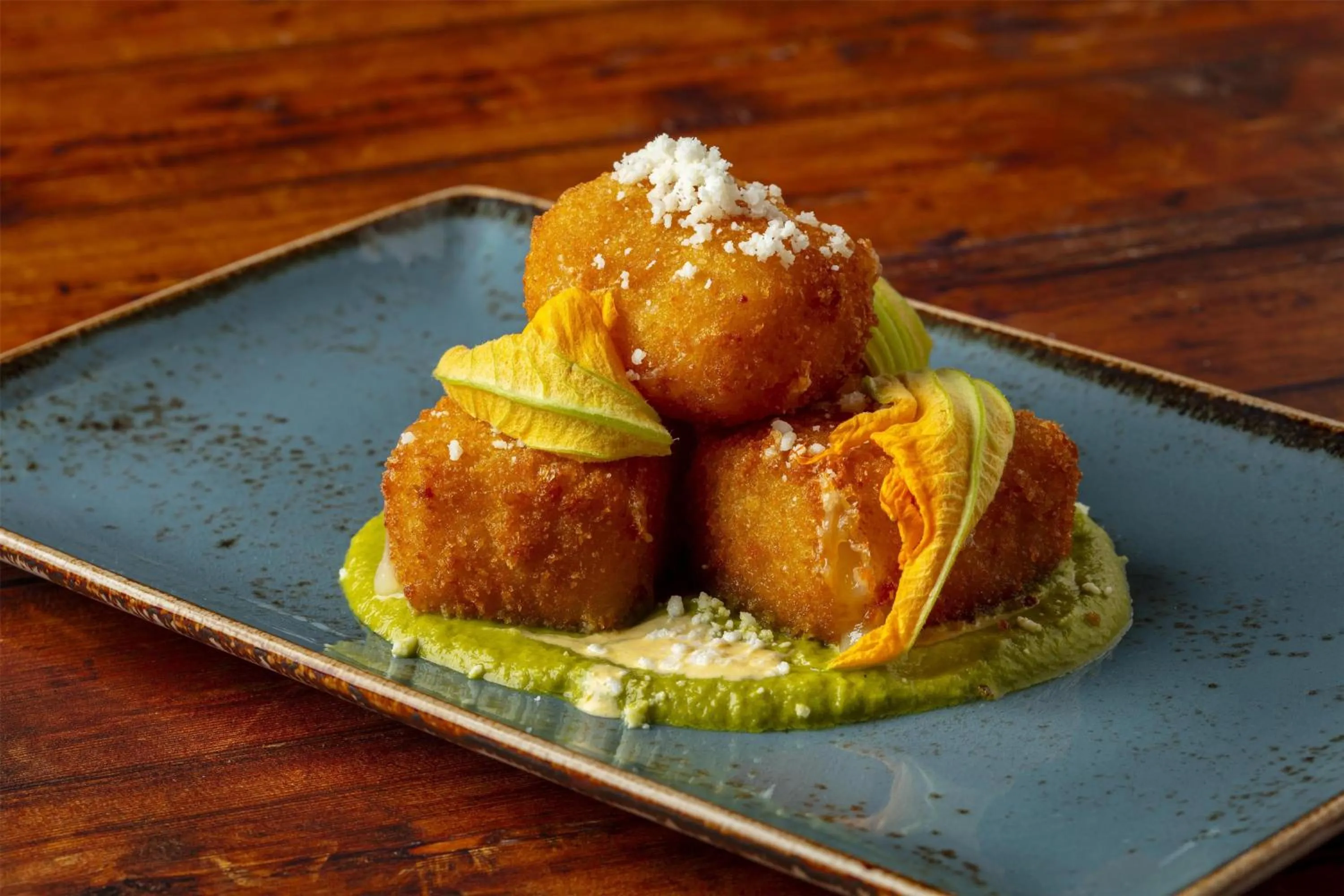 Lounge or bar in The Waterfront Beach Resort, A Hilton Hotel