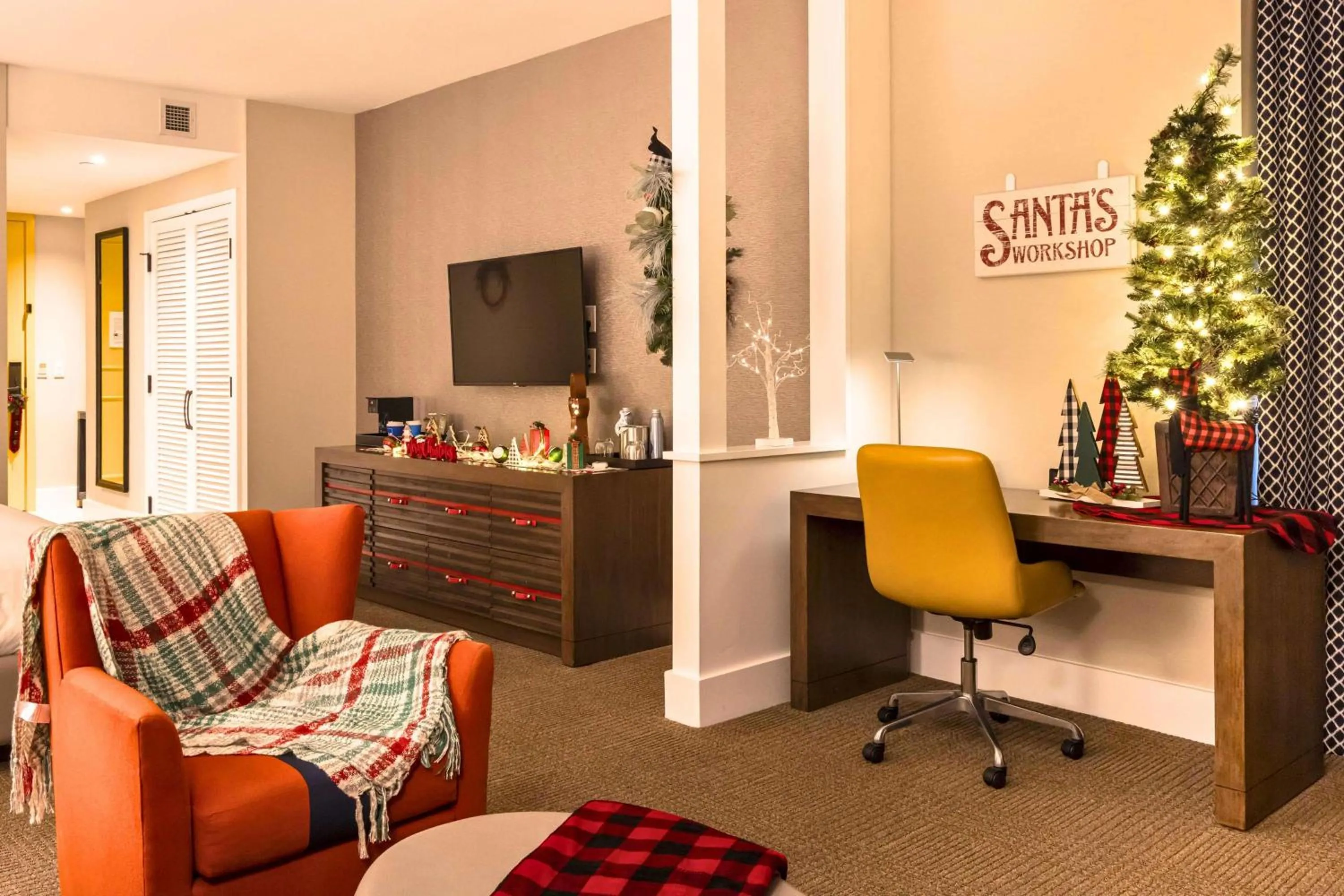 Bedroom in The Waterfront Beach Resort, A Hilton Hotel