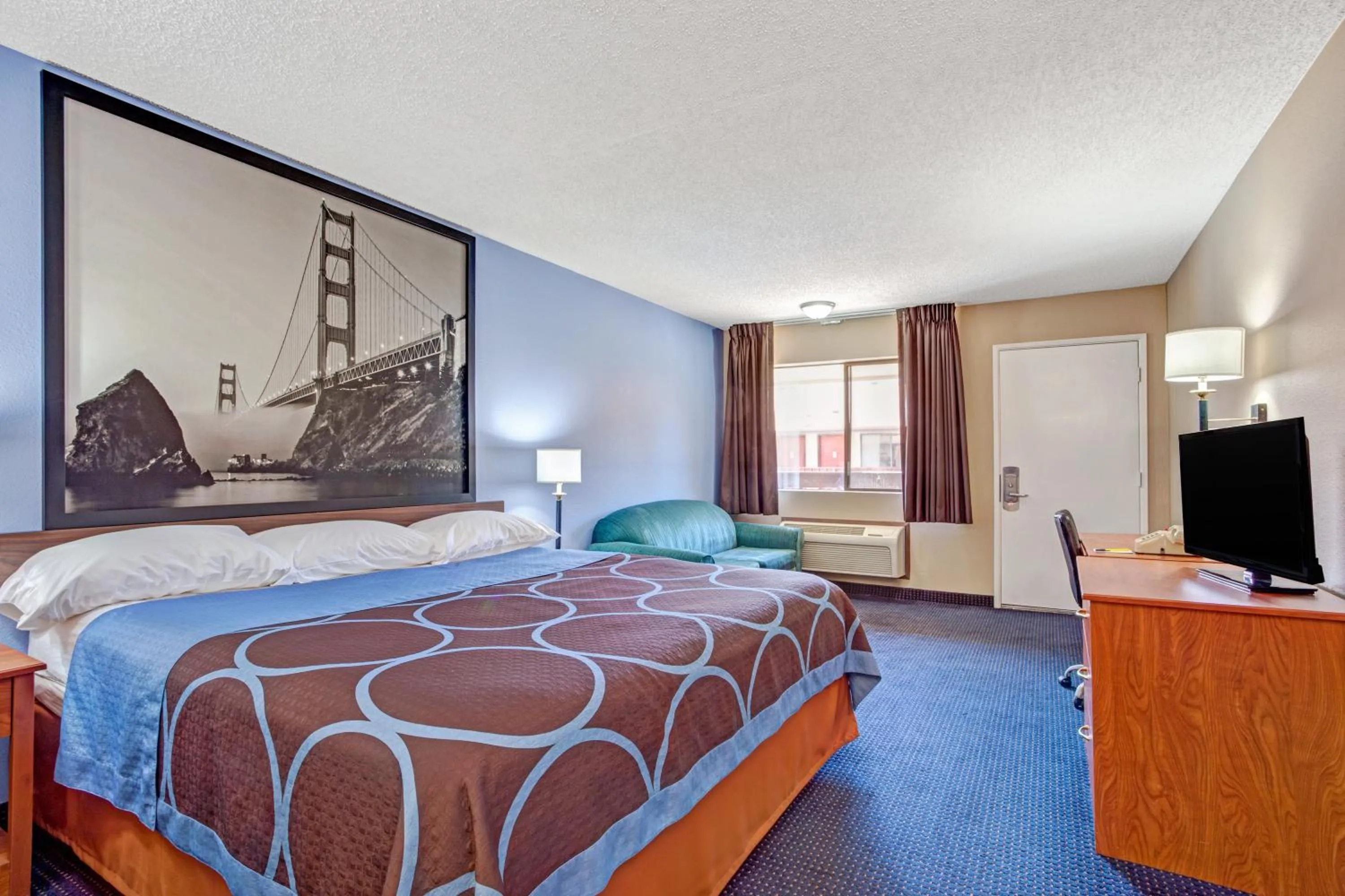 Bathroom, Bed in Super 8 by Wyndham Albany