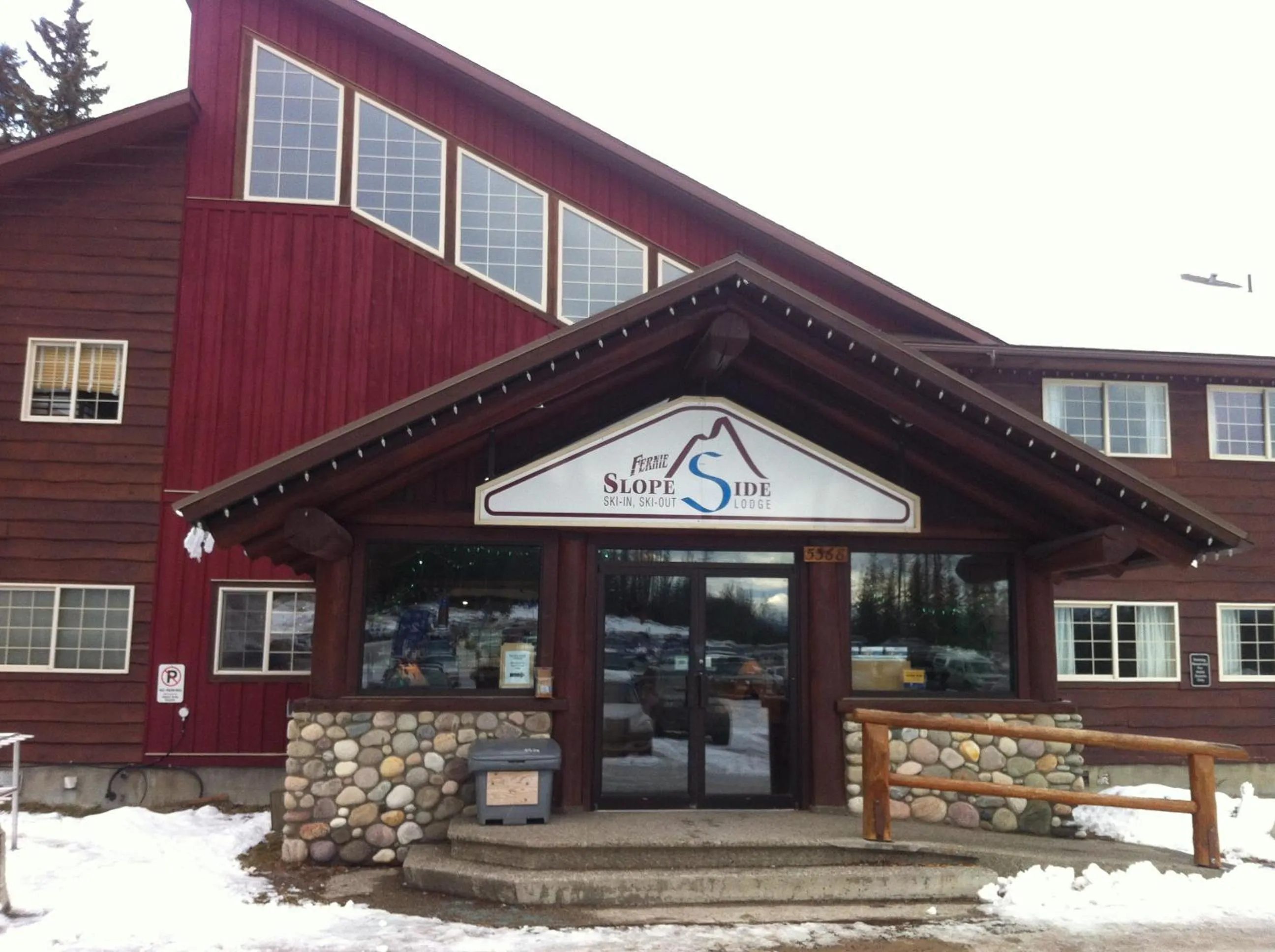 Facade/entrance in Fernie Slopeside Lodge