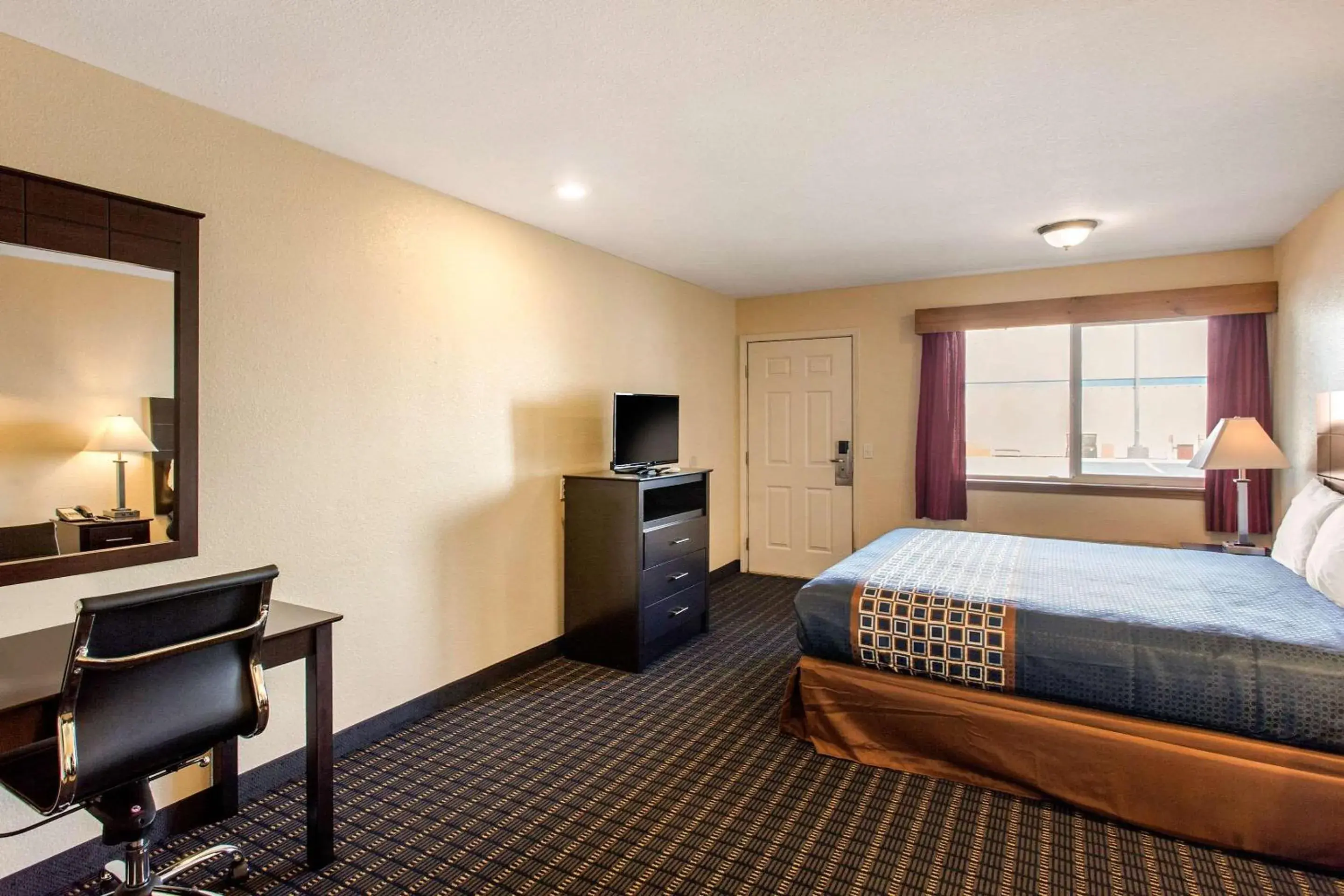 Bedroom, Bed in Rodeway Inn Coeur d'Alene Bedroom, Bed in Rodeway Inn Coeur d'Alene