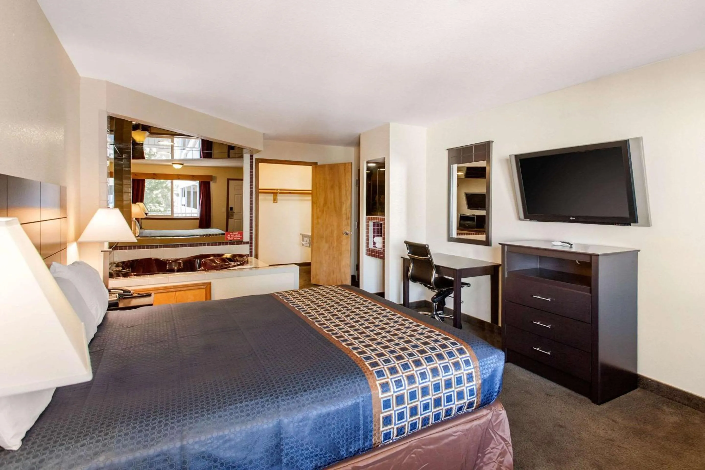 Bedroom, Bed in Rodeway Inn Coeur d'Alene