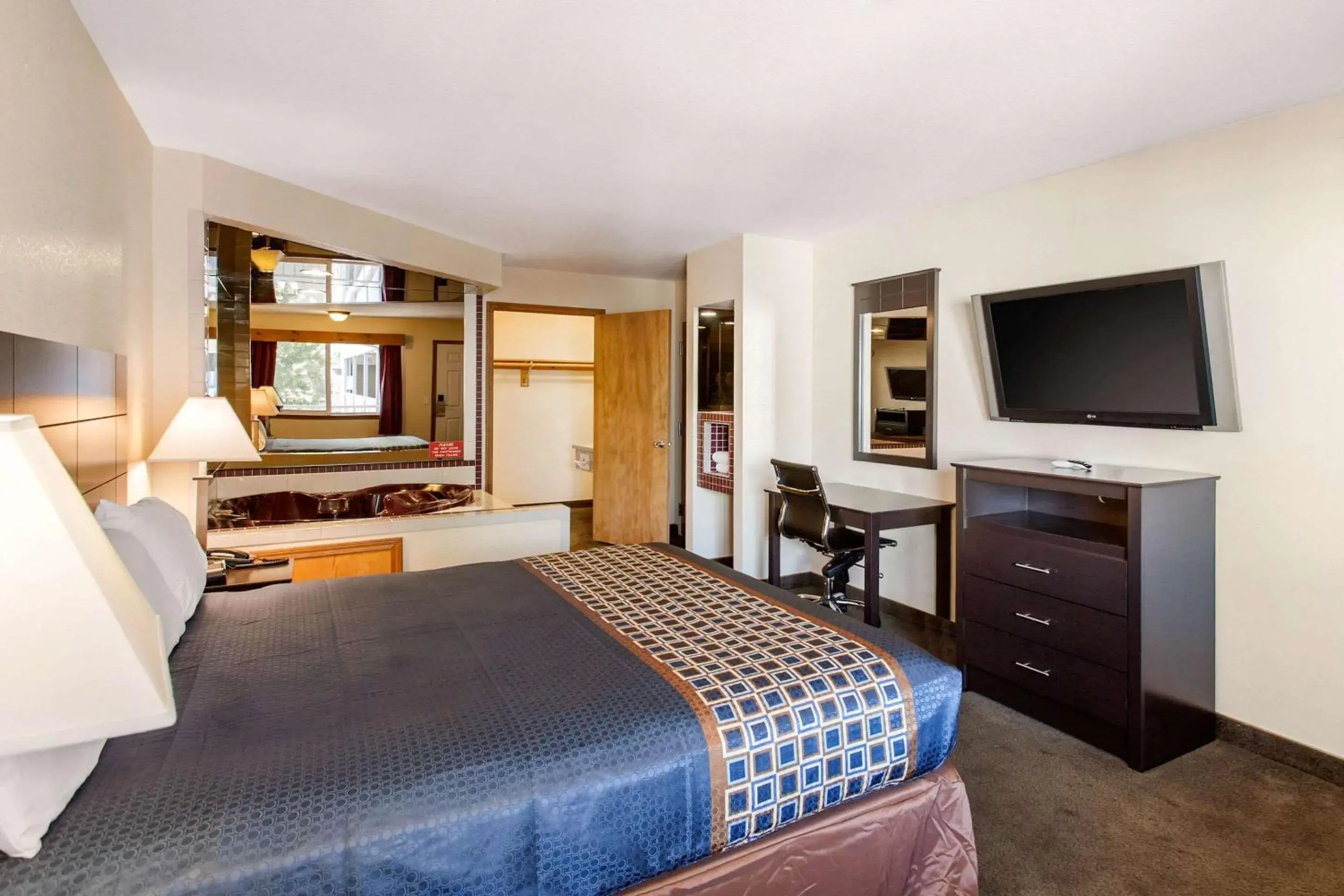 Bedroom, Bed in Rodeway Inn Coeur d'Alene Bedroom, Bed in Rodeway Inn Coeur d'Alene