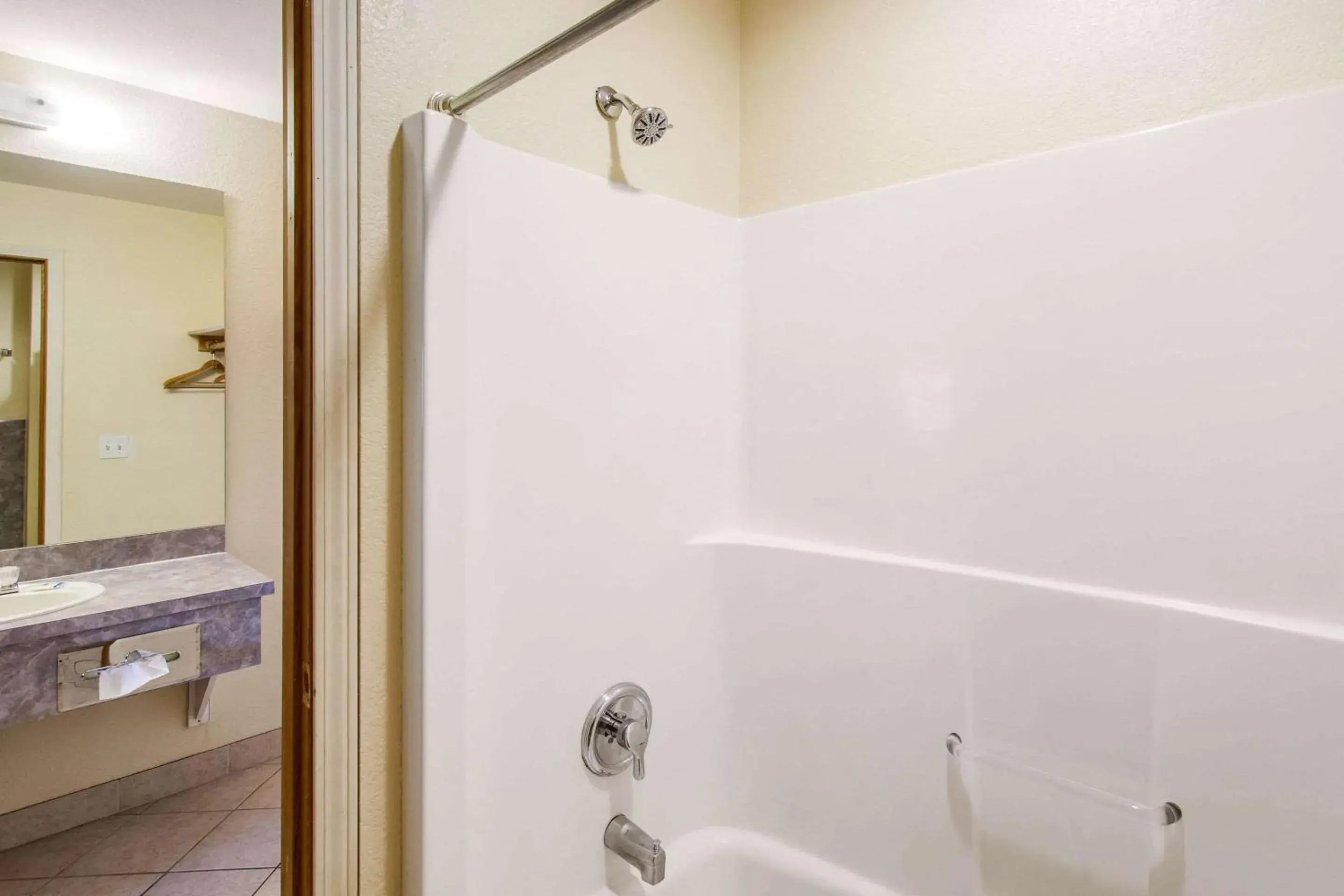 Bedroom in Rodeway Inn Coeur d'Alene Bedroom in Rodeway Inn Coeur d'Alene