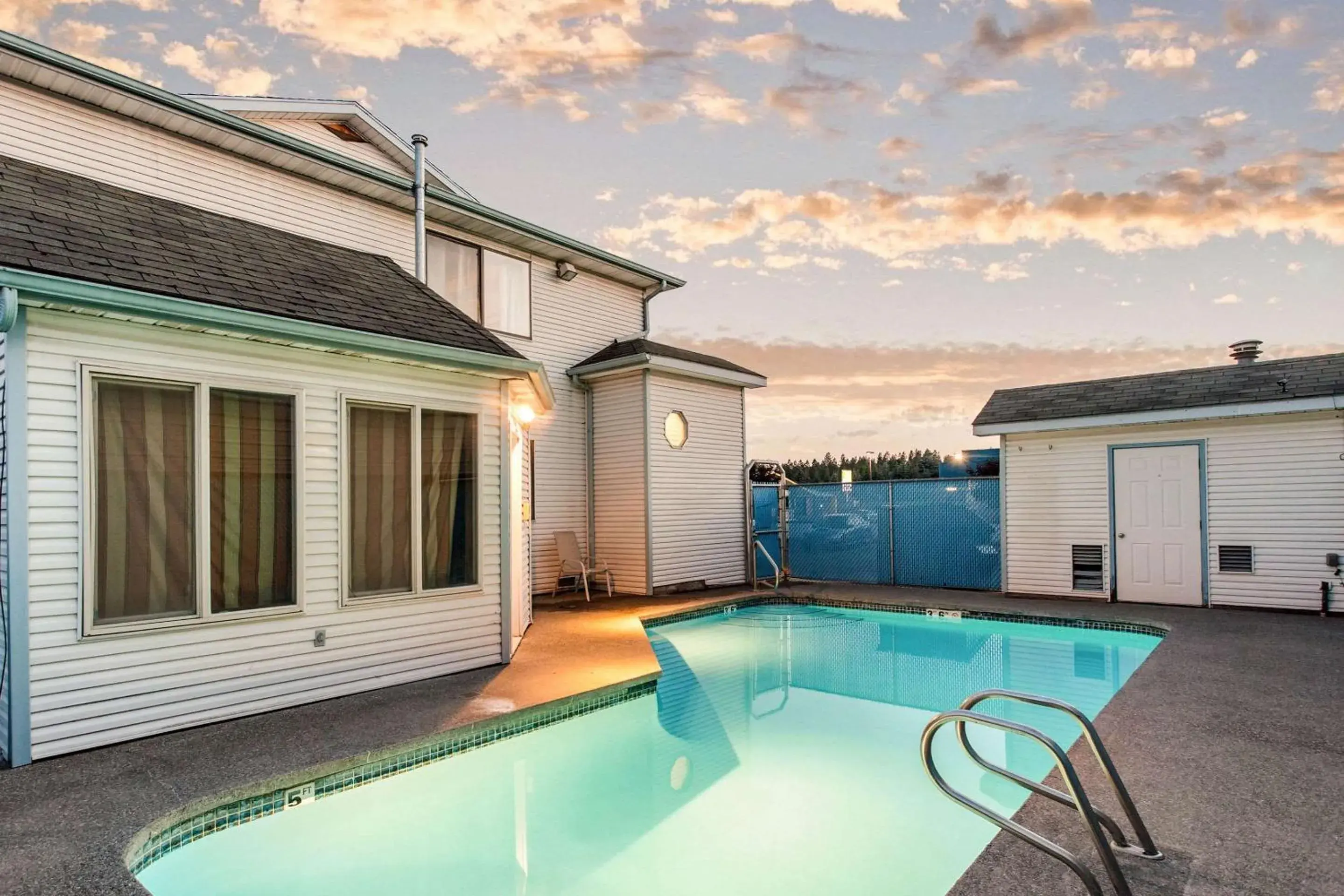 Swimming pool in Rodeway Inn Coeur d'Alene Swimming pool in Rodeway Inn Coeur d'Alene