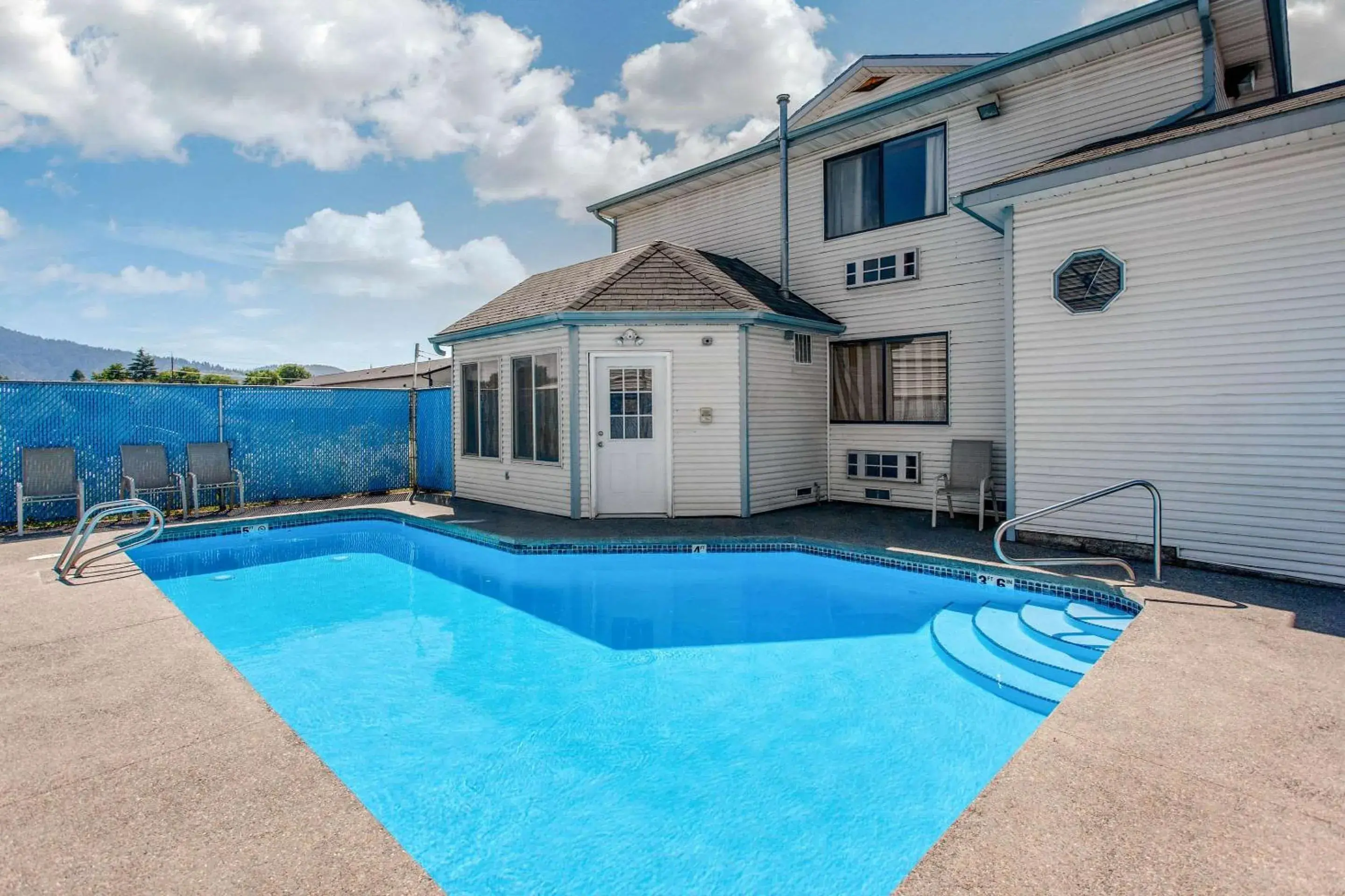 Swimming pool in Rodeway Inn Coeur d'Alene Swimming pool in Rodeway Inn Coeur d'Alene