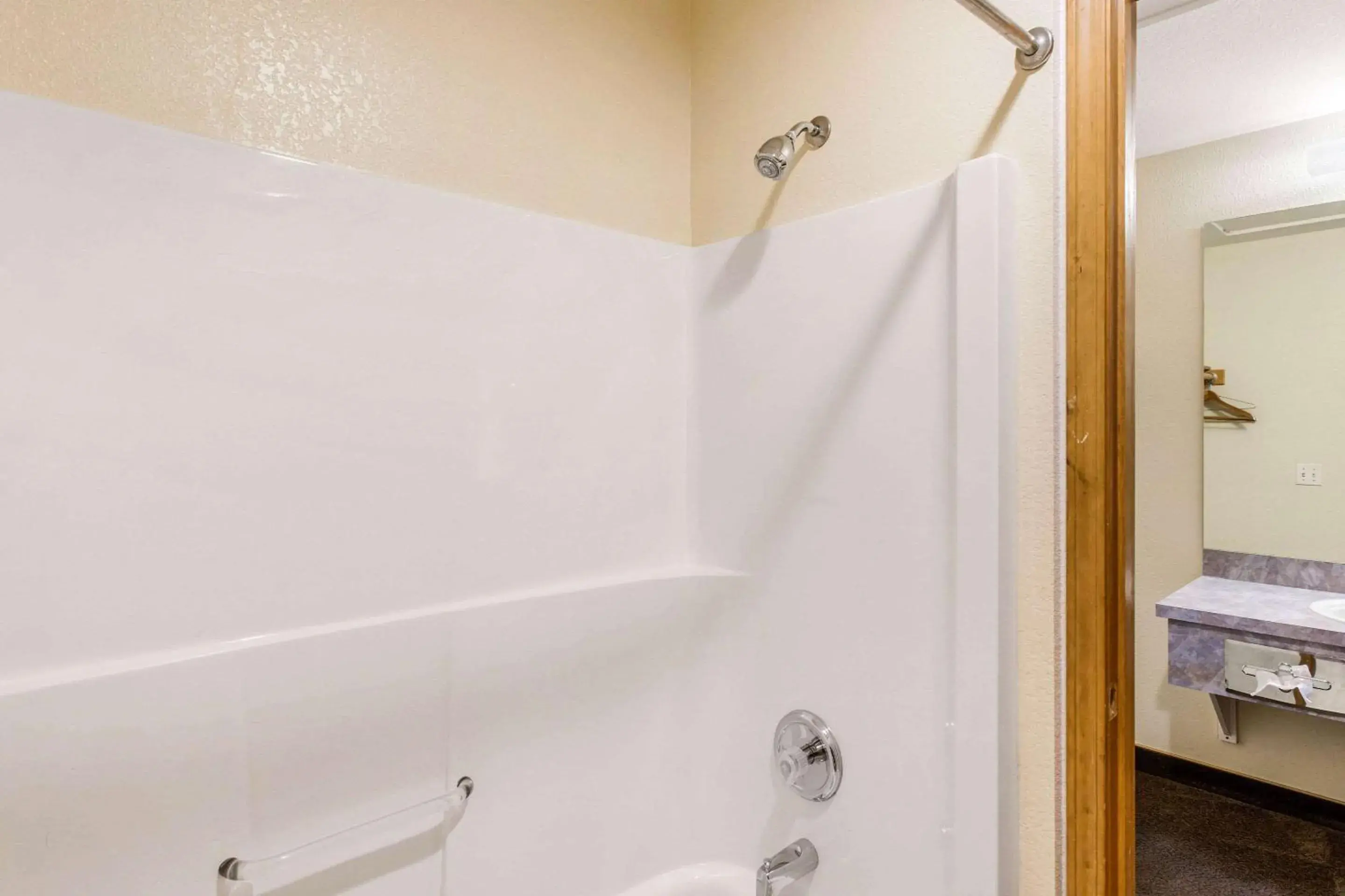 Bedroom in Rodeway Inn Coeur d'Alene Bedroom in Rodeway Inn Coeur d'Alene