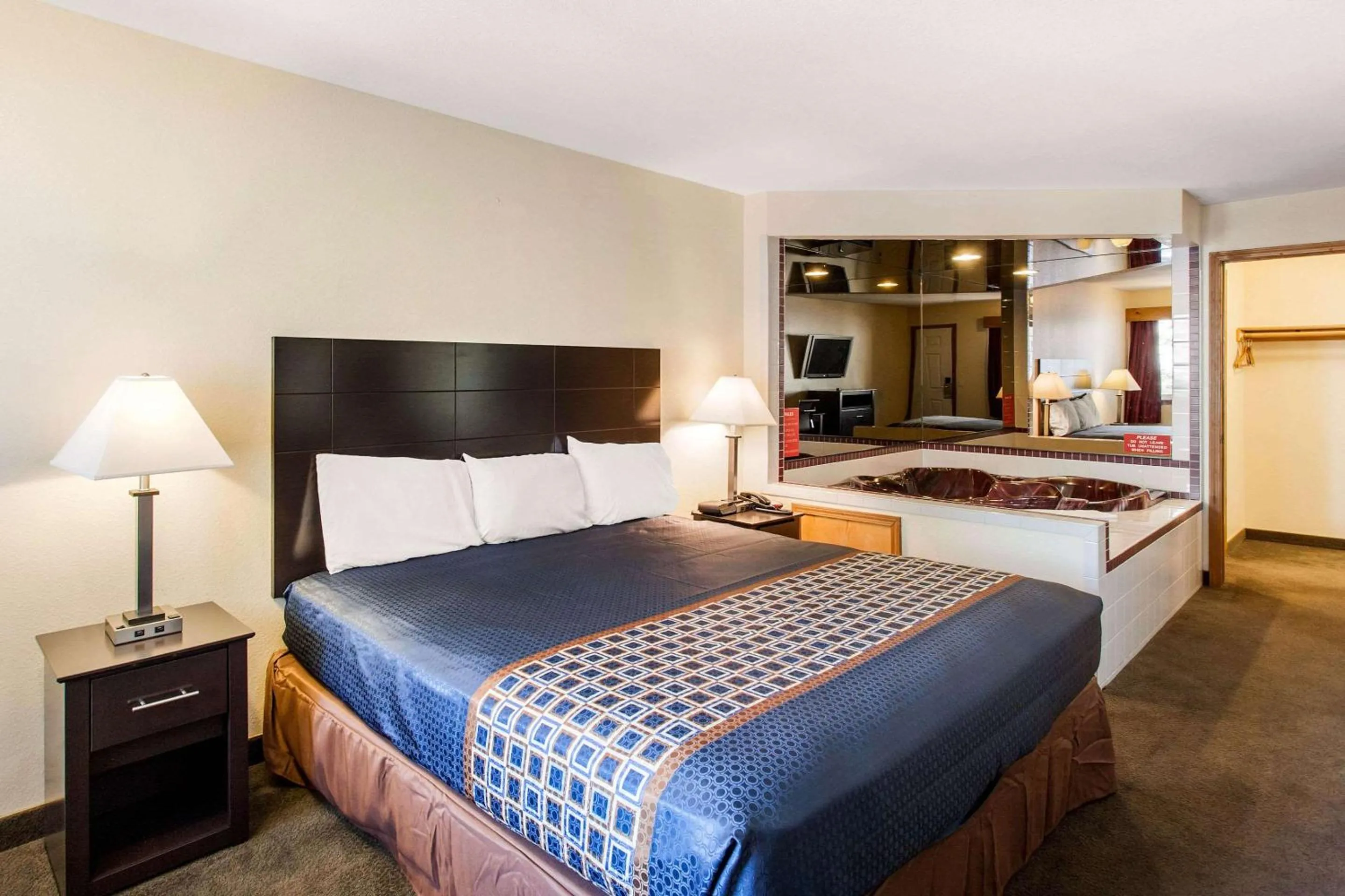 Bedroom, Bed in Rodeway Inn Coeur d'Alene