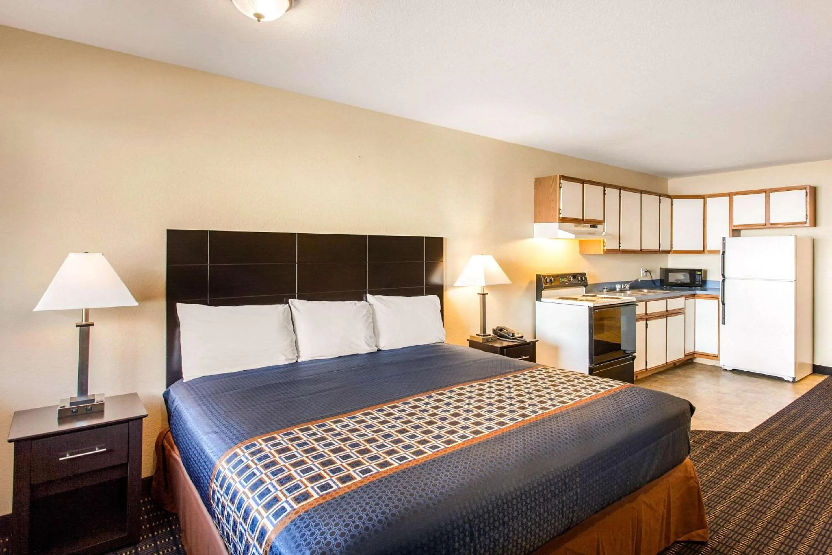 Bedroom, Bed in Rodeway Inn Coeur d'Alene