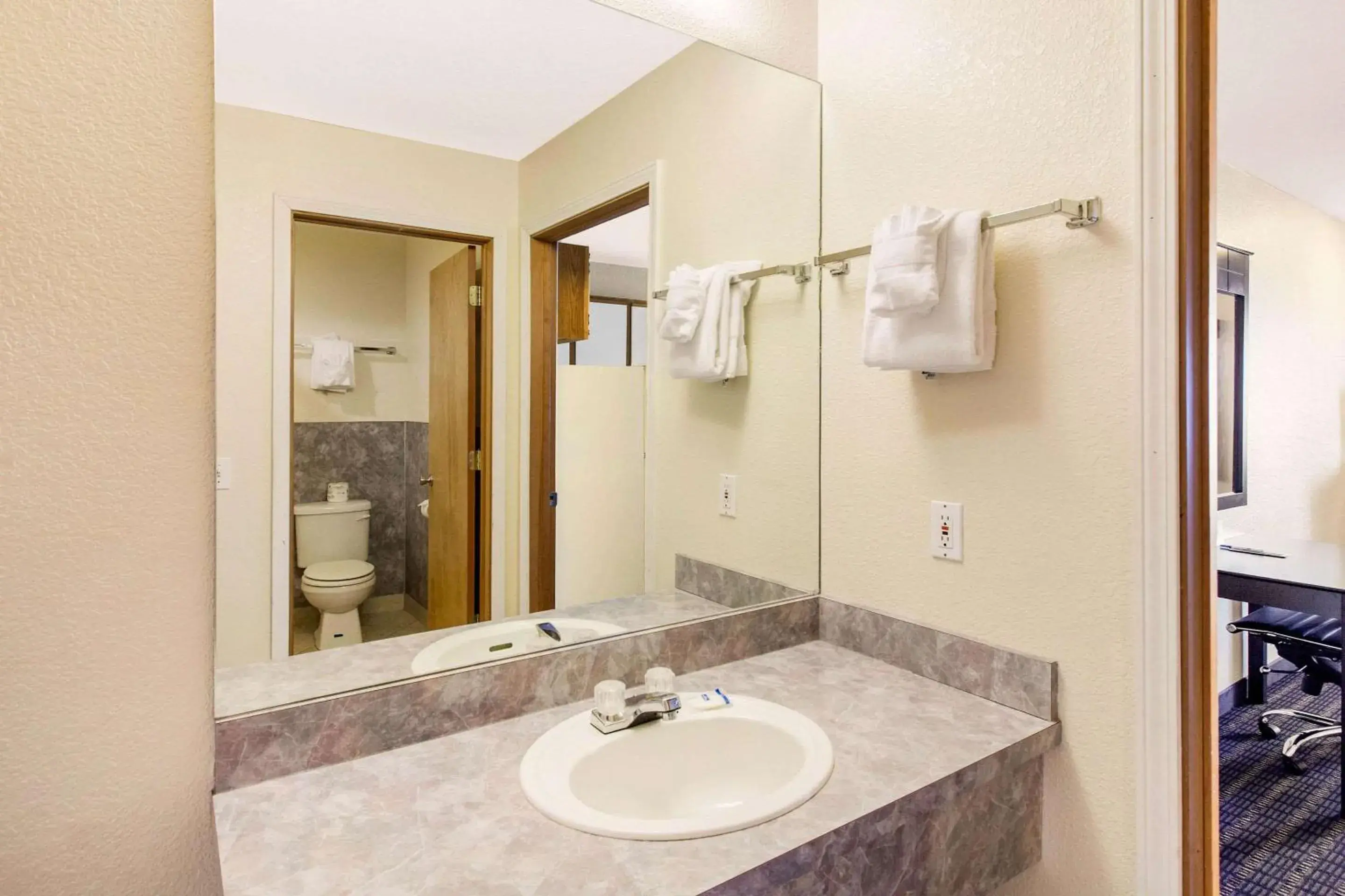 Bedroom in Rodeway Inn Coeur d'Alene Bedroom in Rodeway Inn Coeur d'Alene