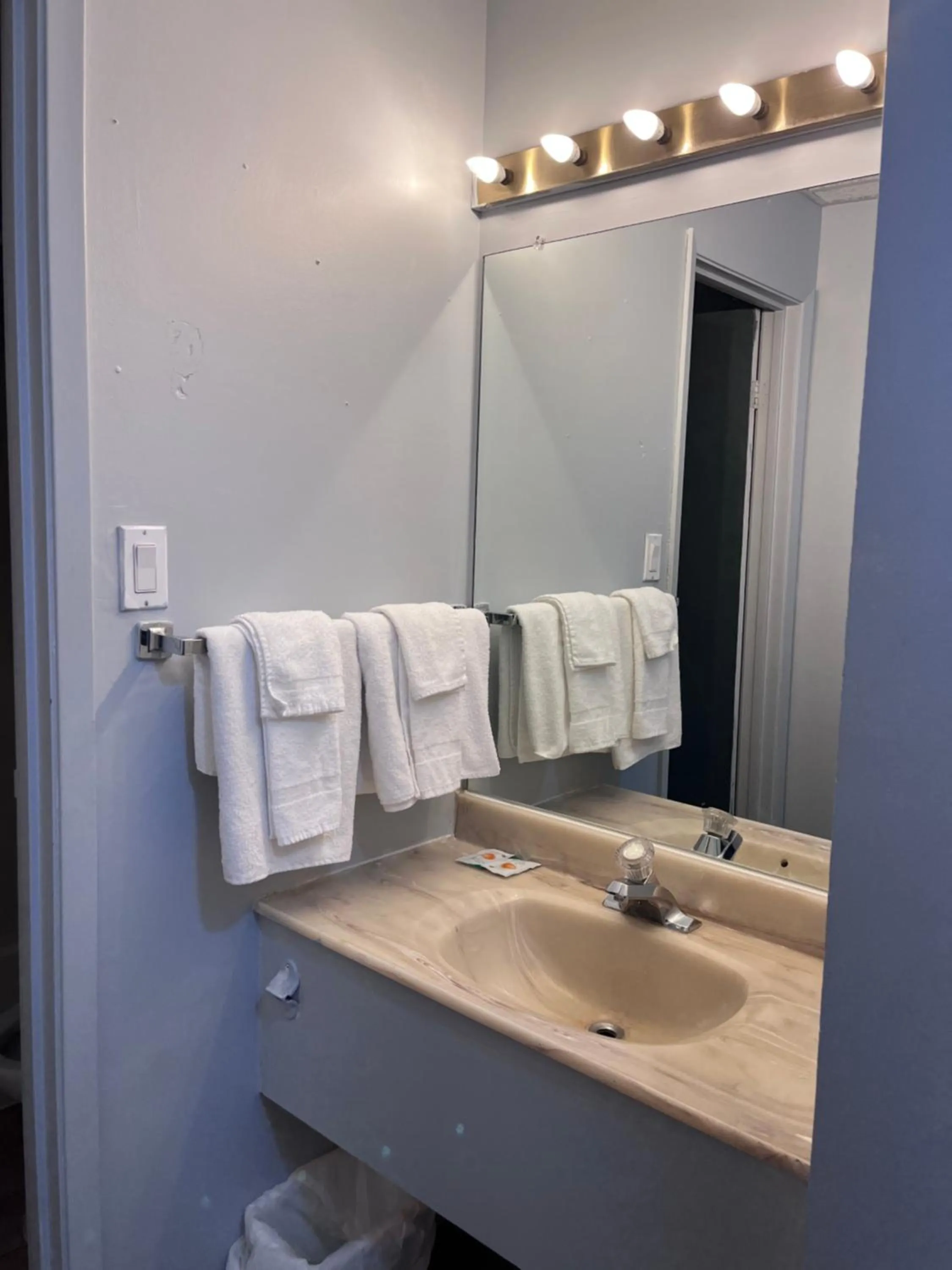 Knights Inn - Park Villa Motel, Midland