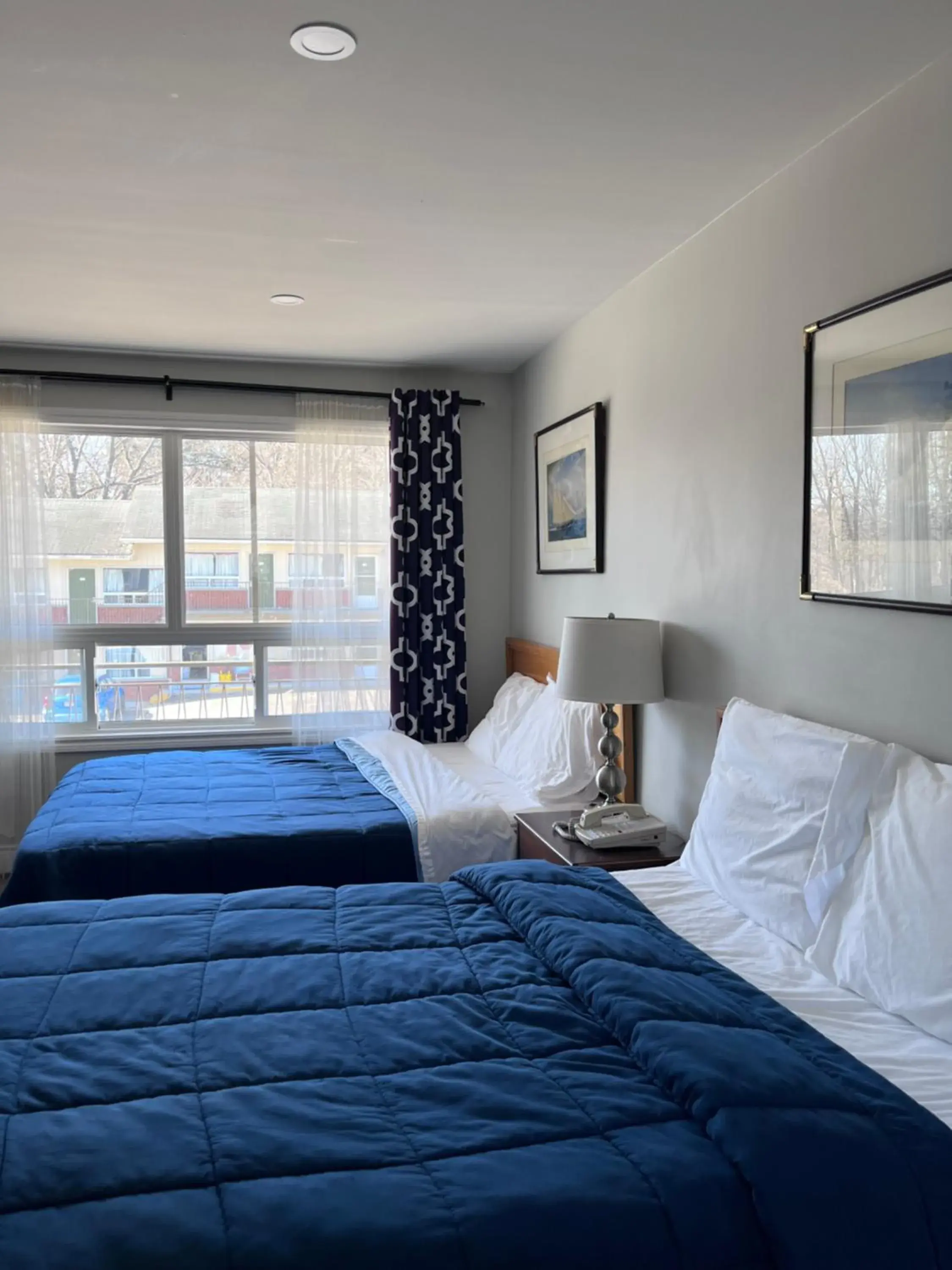 Bed in Knights Inn - Park Villa Motel, Midland Bed in Knights Inn - Park Villa Motel, Midland