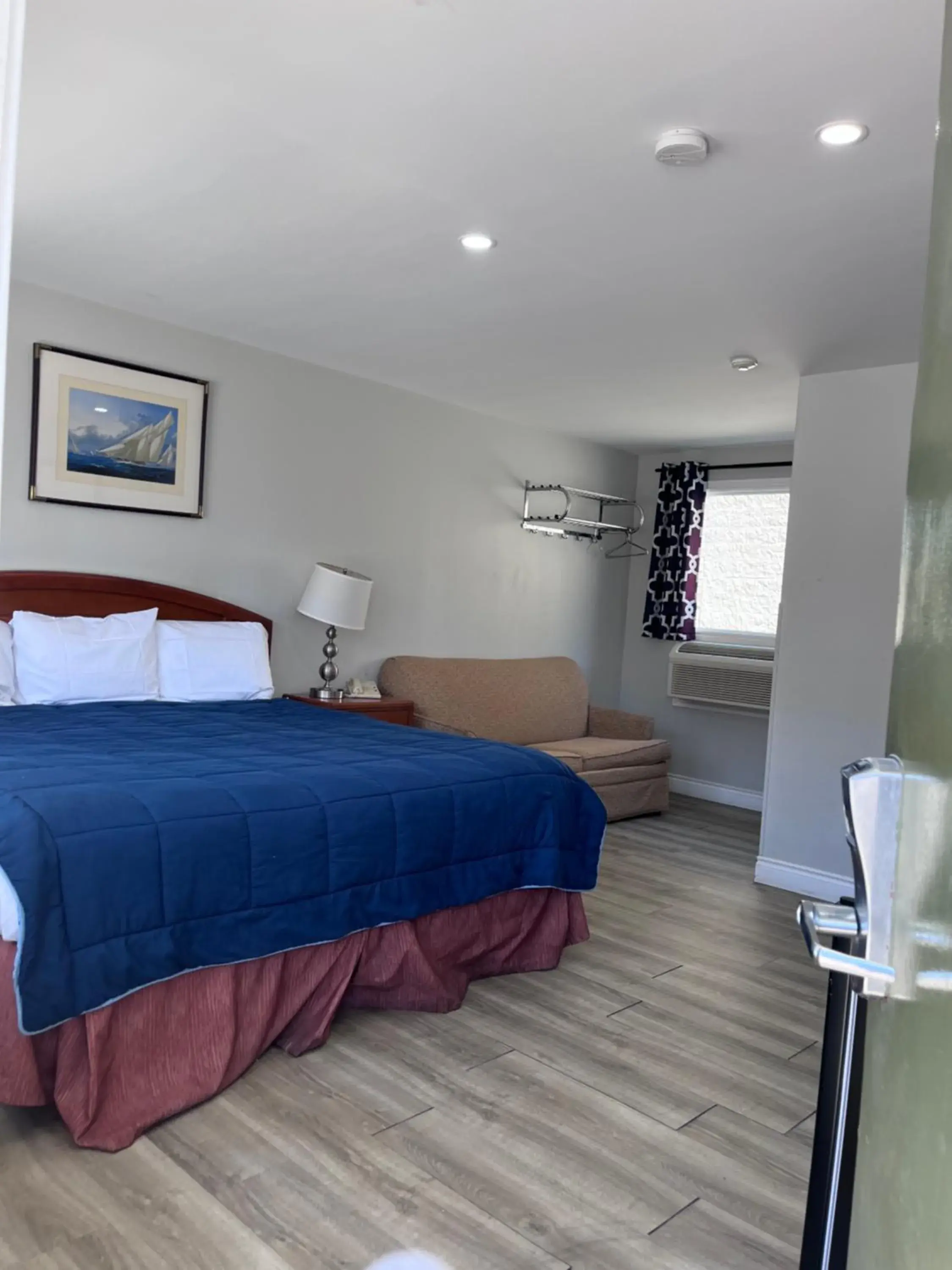 Bed in Knights Inn - Park Villa Motel, Midland Bed in Knights Inn - Park Villa Motel, Midland