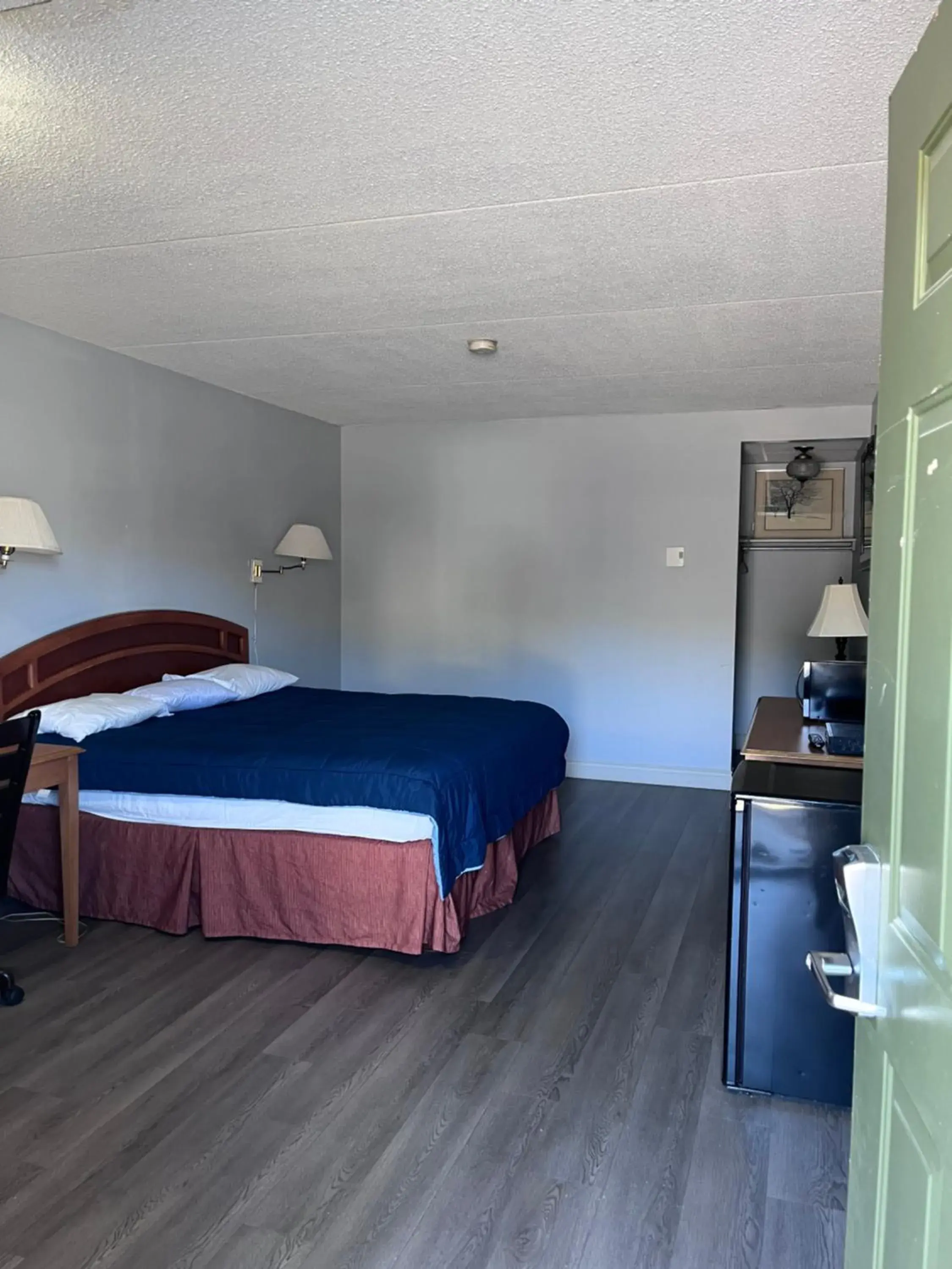 Bed in Knights Inn - Park Villa Motel, Midland Bed in Knights Inn - Park Villa Motel, Midland