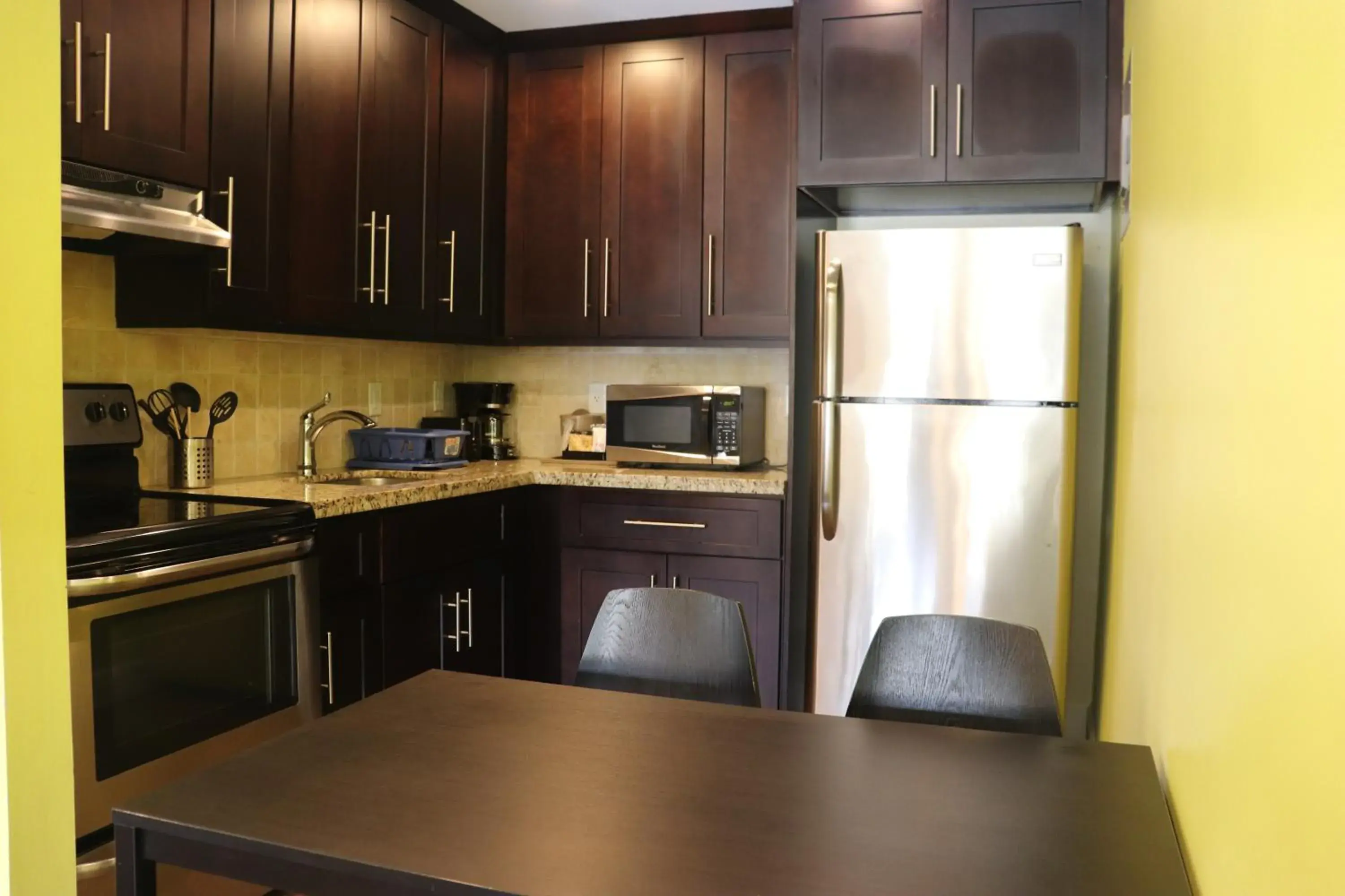 Coffee/tea facilities, Kitchen/Kitchenette in Curtis Inn & Suites