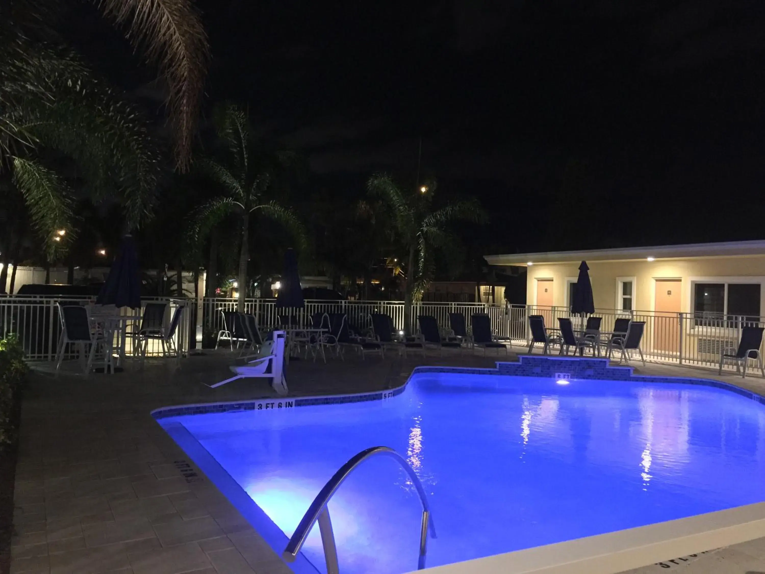 Shower, Swimming Pool in Curtis Inn & Suites