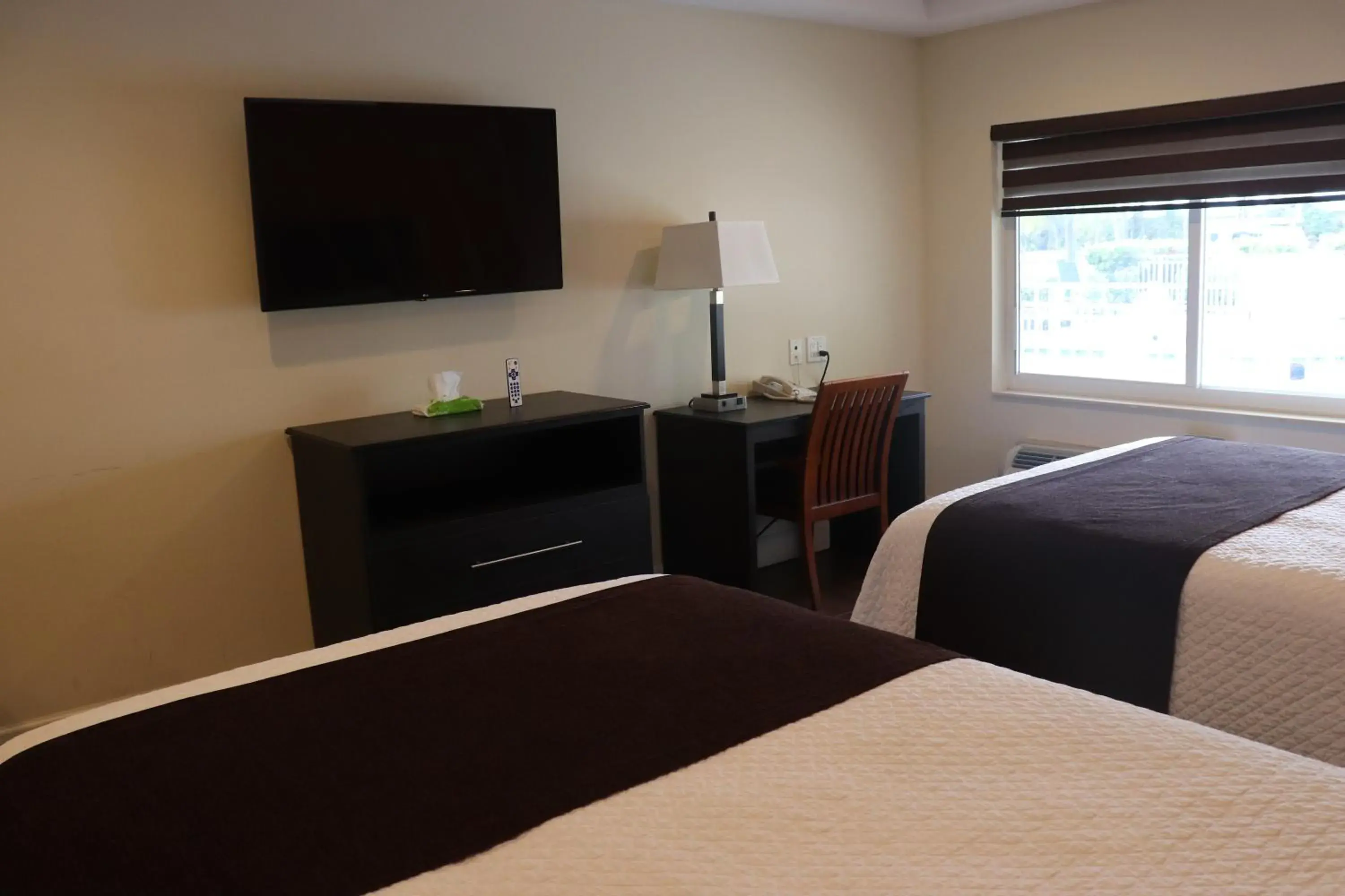 TV and multimedia, Bed in Curtis Inn & Suites