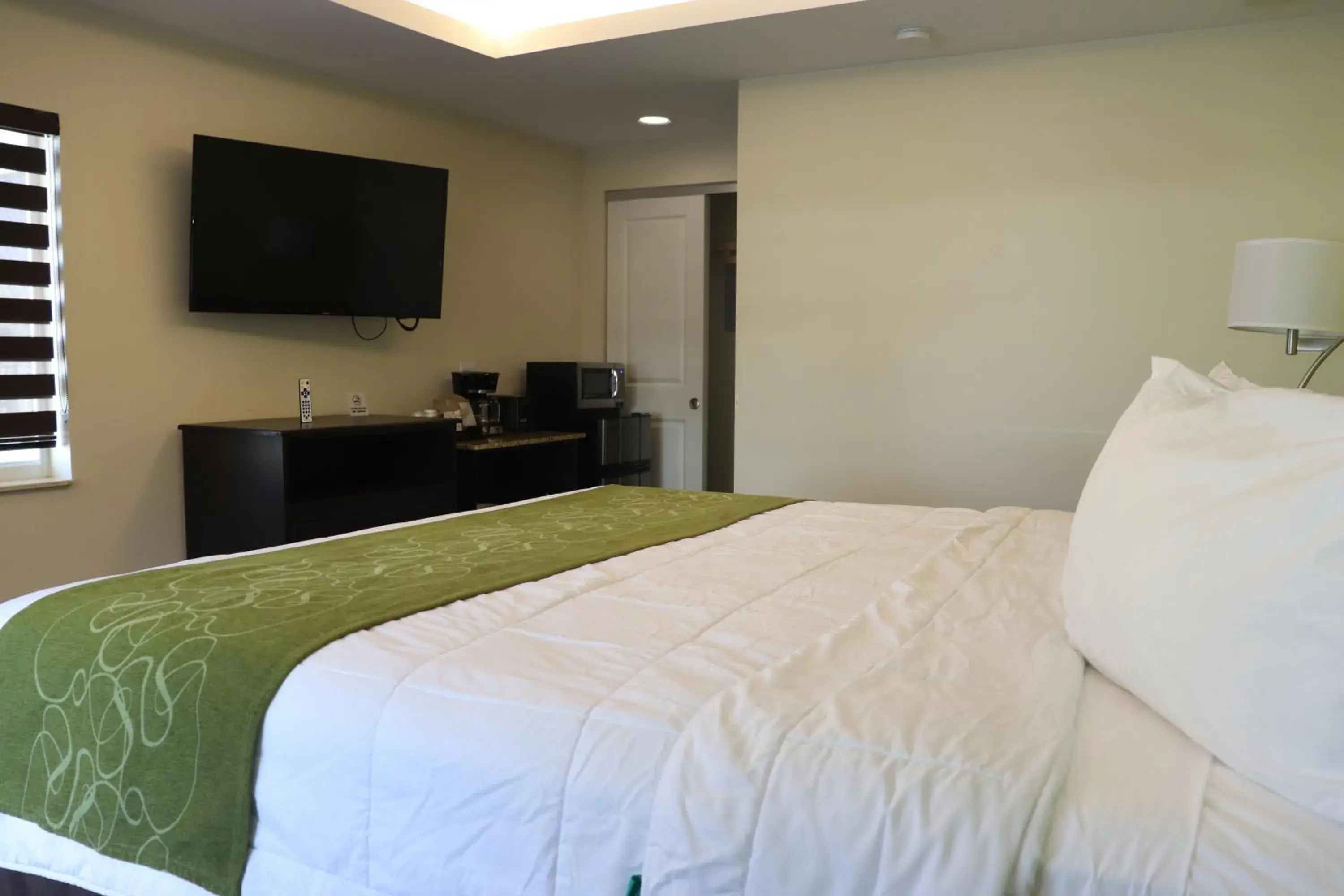 TV and multimedia, Bed in Curtis Inn & Suites