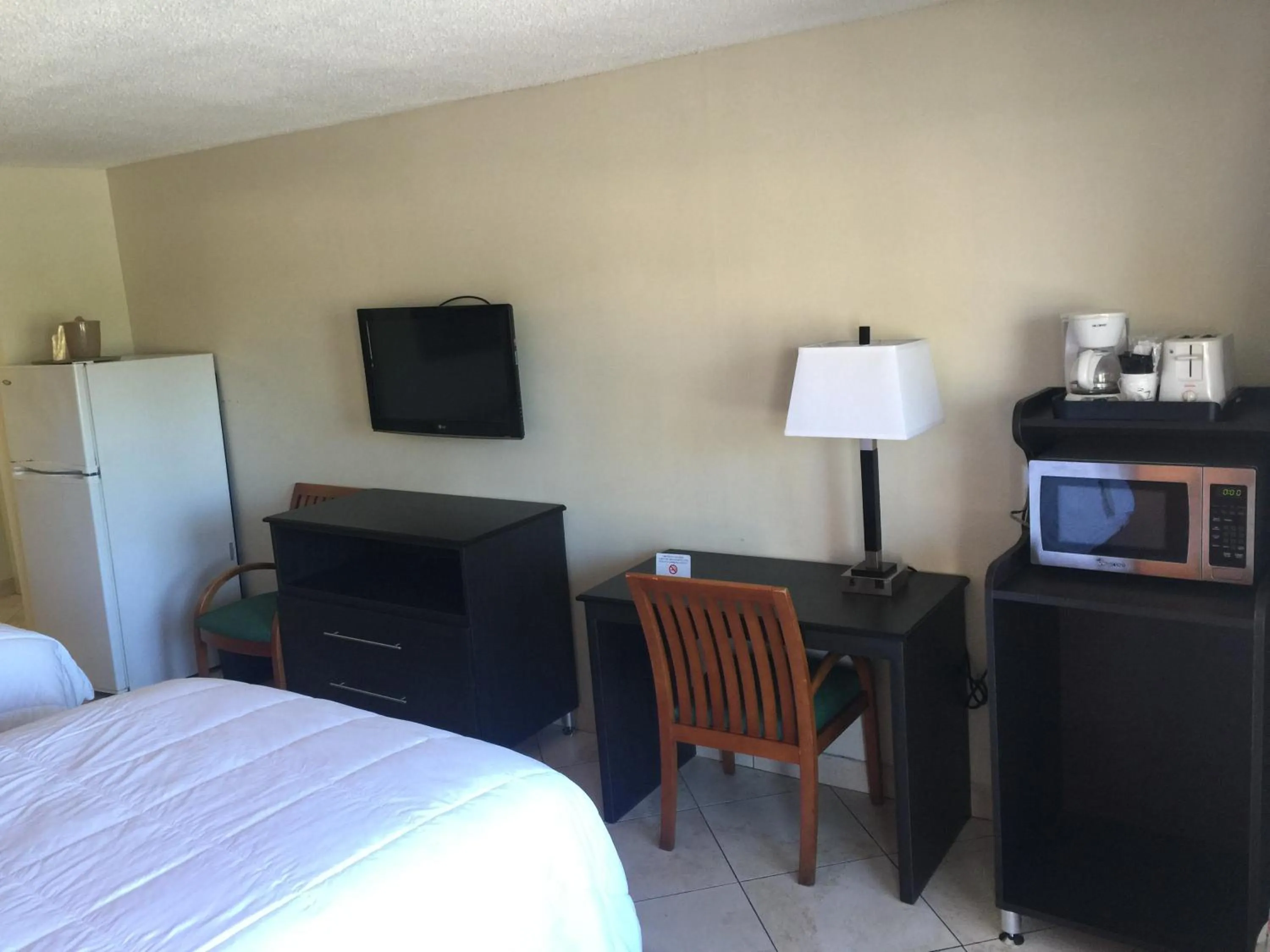 Bathroom, Bed in Curtis Inn & Suites