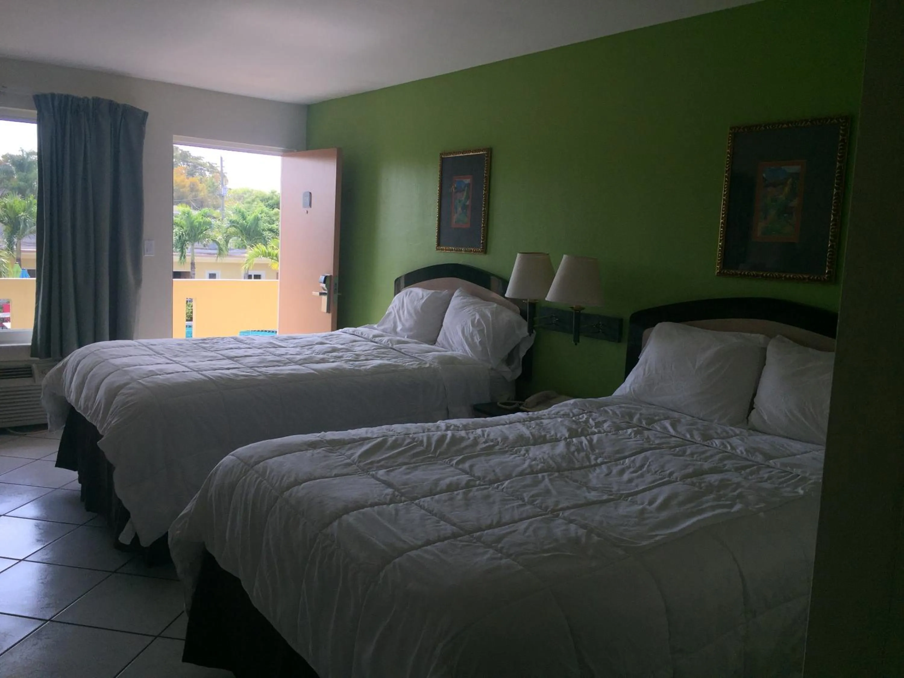 Balcony/Terrace, Bed in Curtis Inn & Suites