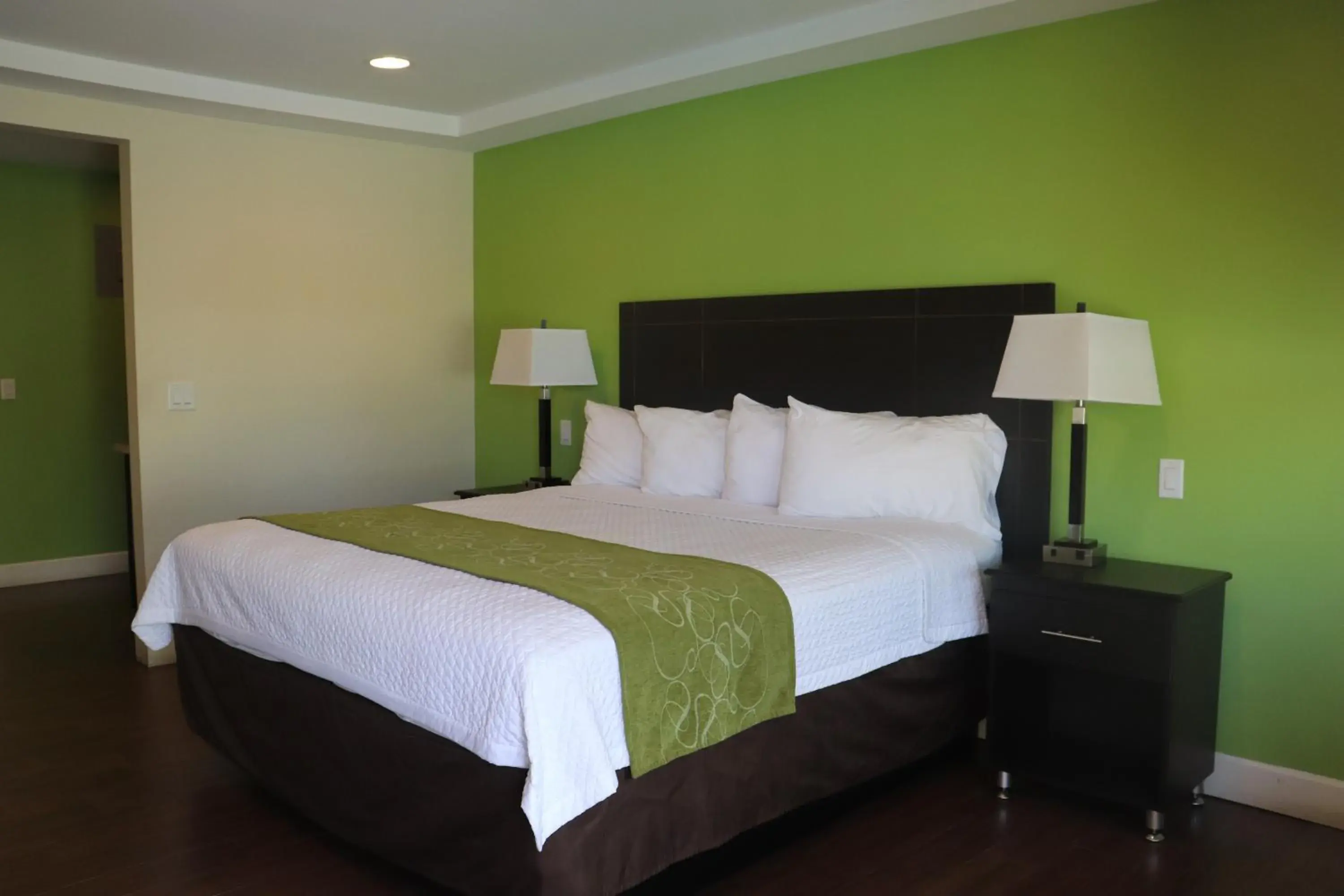 Photo of the whole room, Bed in Curtis Inn & Suites