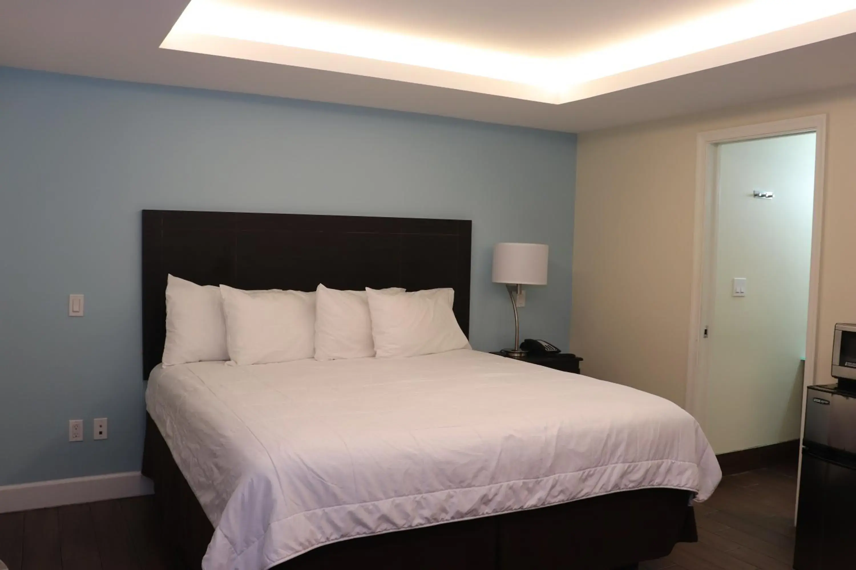 Bathroom, Bed in Curtis Inn & Suites