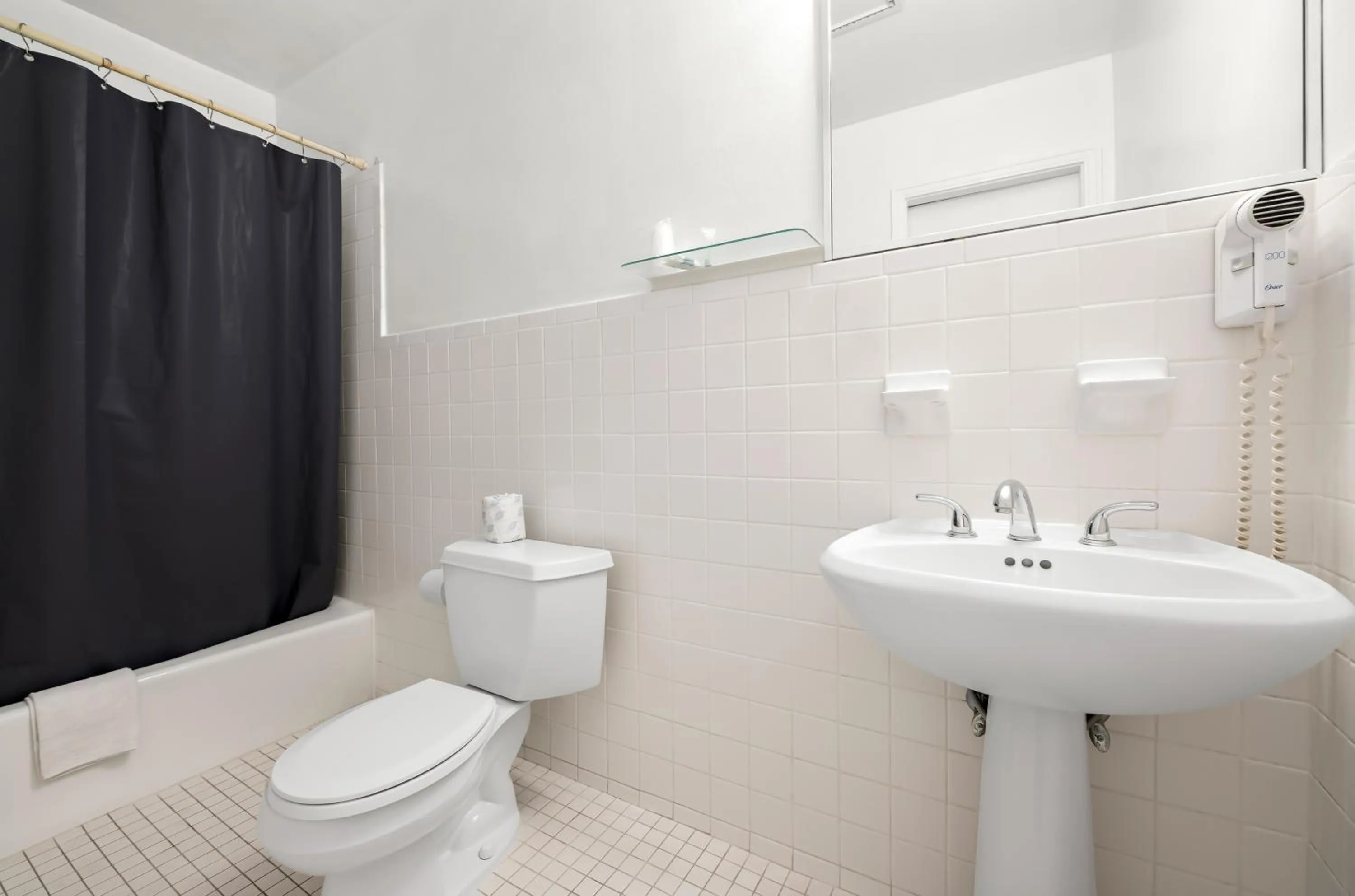 Shower in Americas Best Value Inn Historic Clewiston Inn