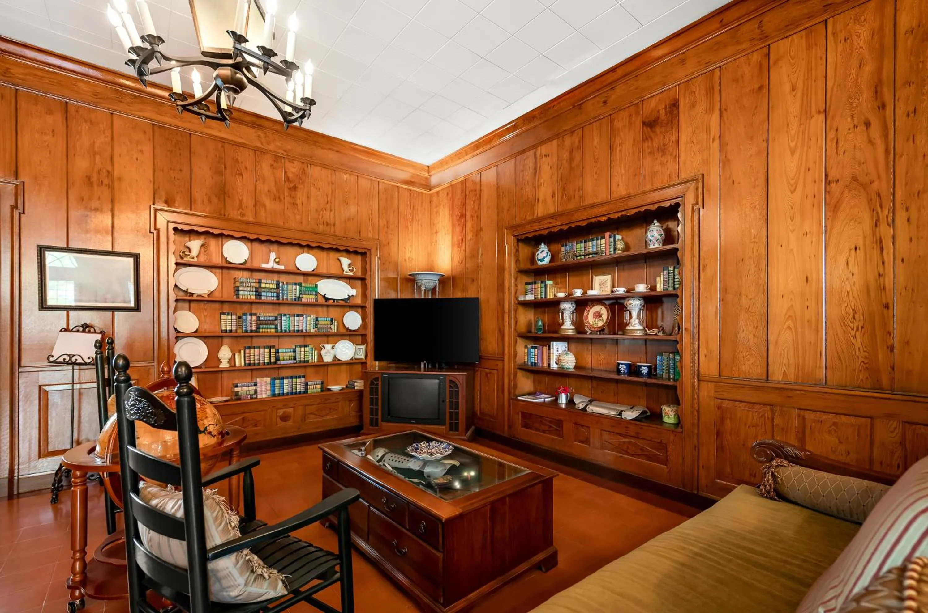 TV and multimedia in Americas Best Value Inn Historic Clewiston Inn