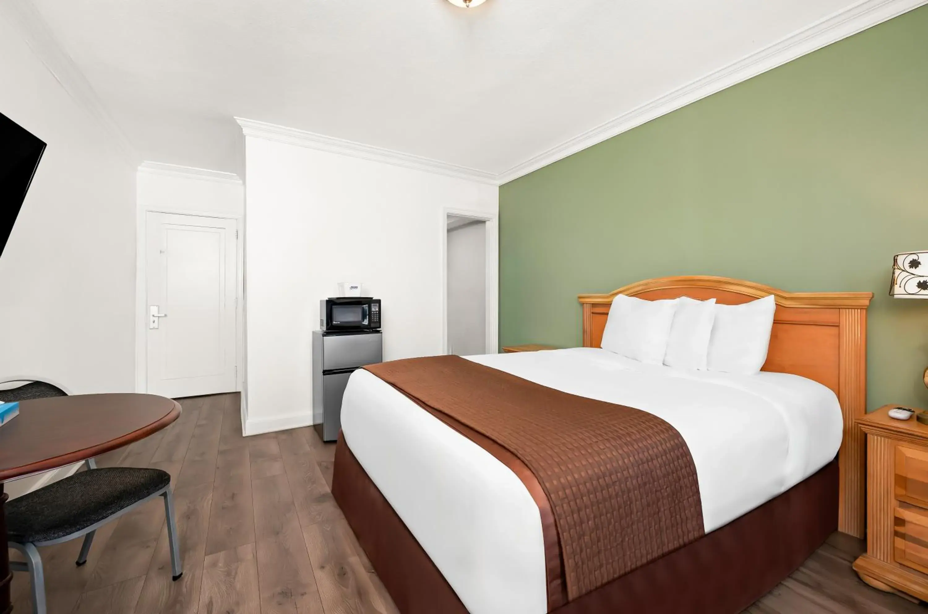 1 King Bed Non Smoking in Americas Best Value Inn Historic Clewiston Inn 1 King Bed Non Smoking in Americas Best Value Inn Historic Clewiston Inn