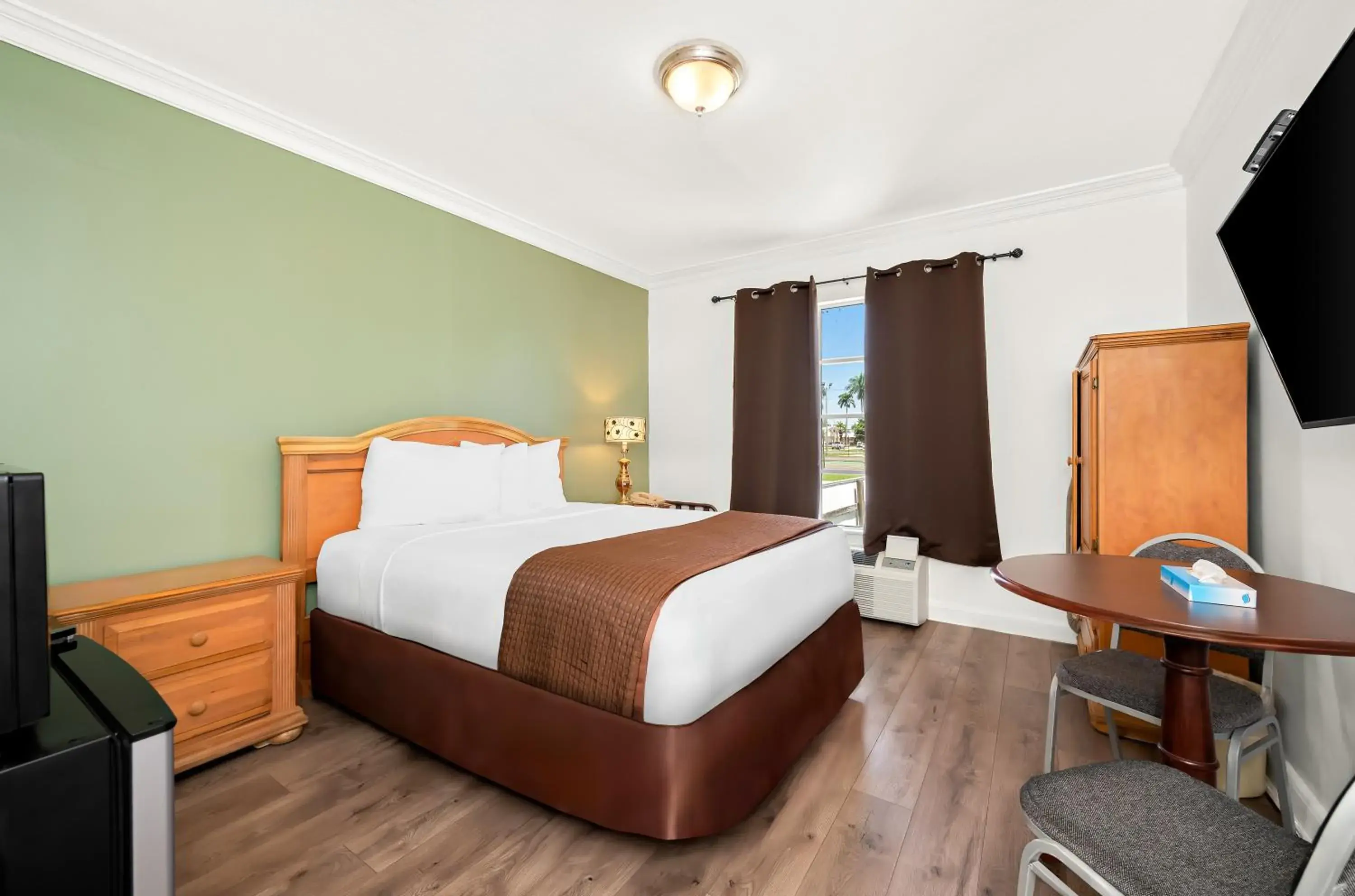 1 Queen Bed Non Smoking in Americas Best Value Inn Historic Clewiston Inn 1 Queen Bed Non Smoking in Americas Best Value Inn Historic Clewiston Inn